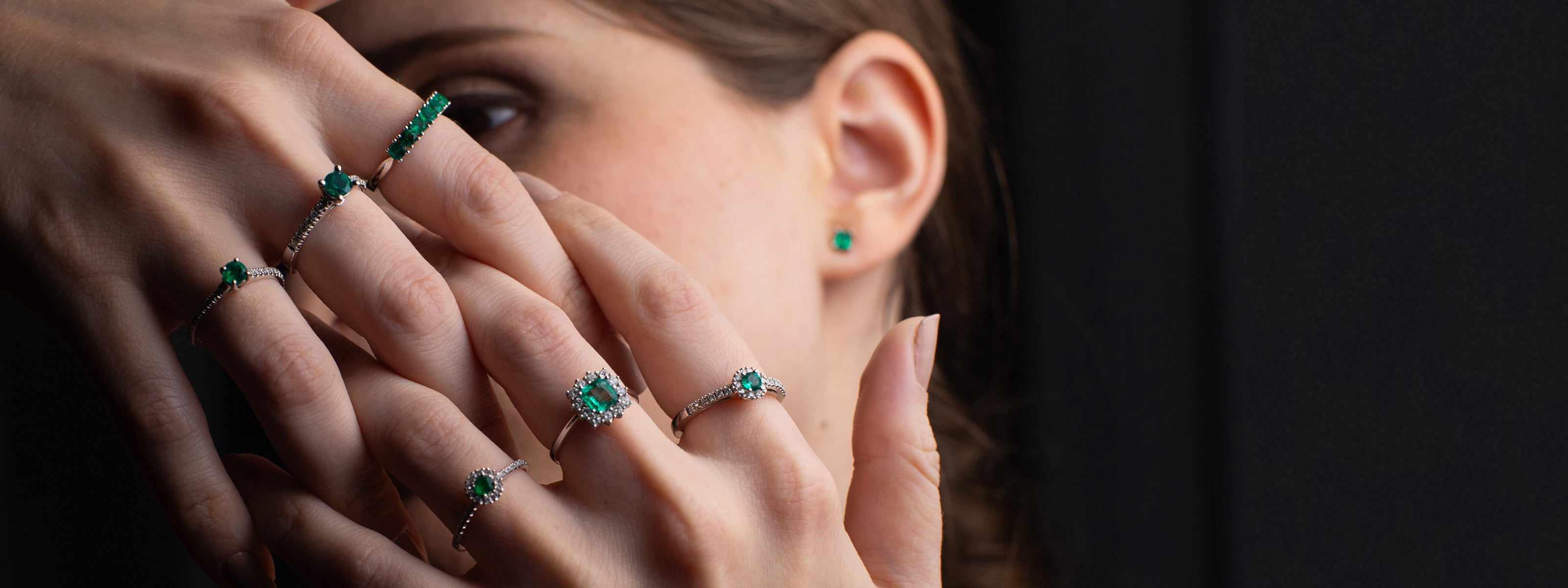 Luxury 18K gold rings with certified Colombian emeralds, timeless Italian design by SMERALCO