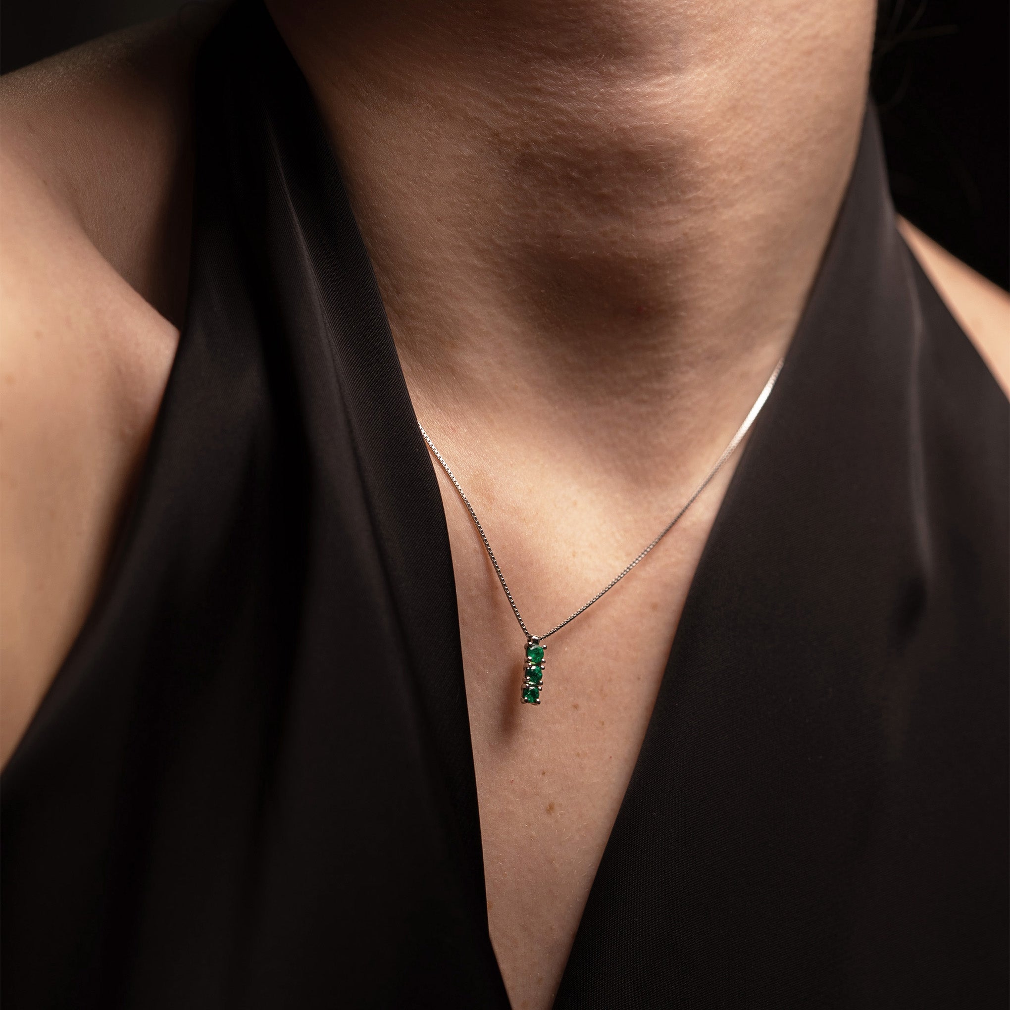 Exklusiver Anhänger Trilogie mit kolumbianischen Smaragden, weißem Gold, Luxus Schmuck, München, Deutschland