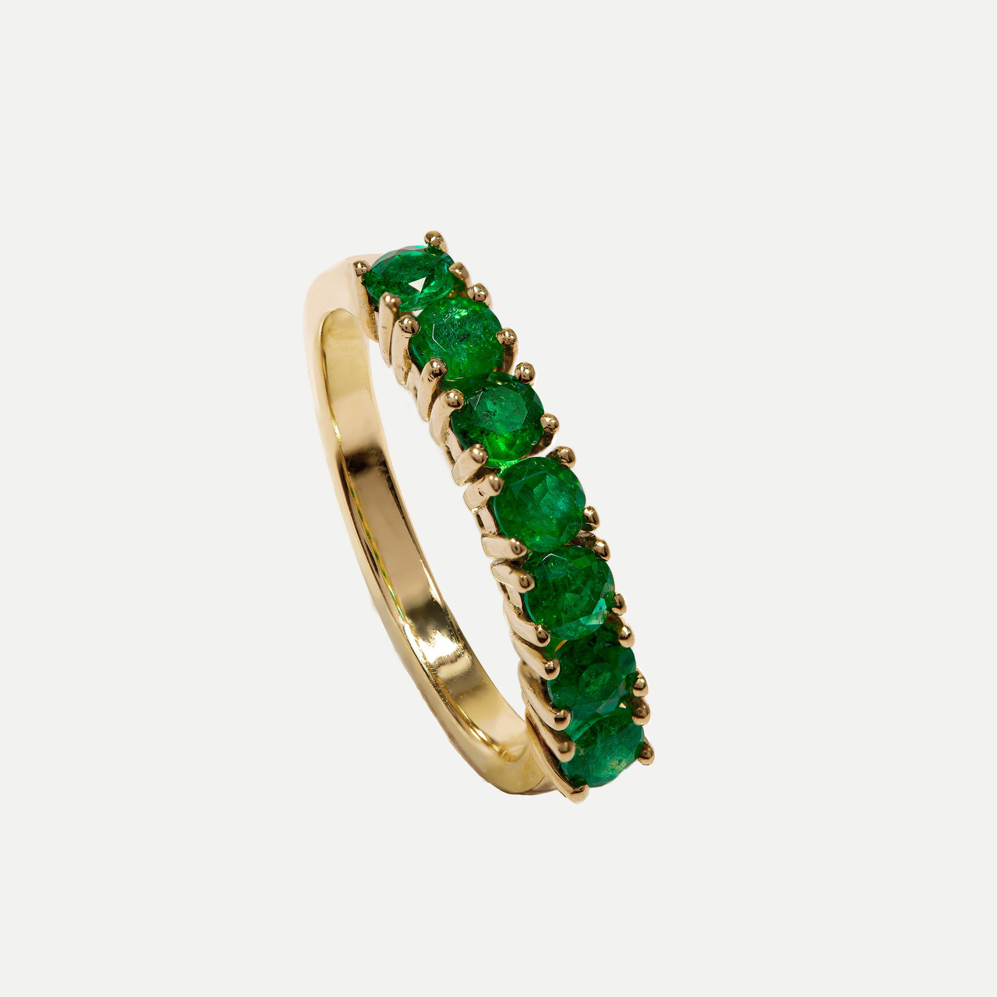 Gold Colombian emerald and diamonds ring by Smeralco, highlighting the brand's elegance and distinction, for an event at the London Marathon. Exclusive luxury jewelry.