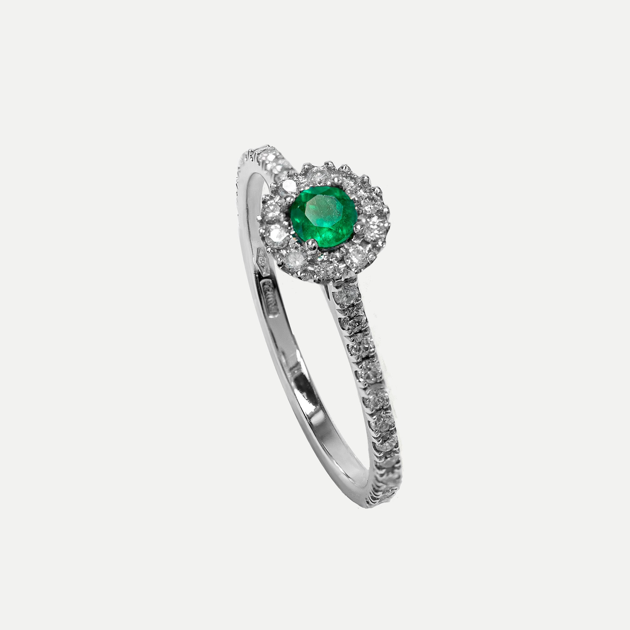 Smeralco's gold engagement ring with Colombian emerald, presented at London Finance, reflecting exceptional allure and distinguished craftsmanship