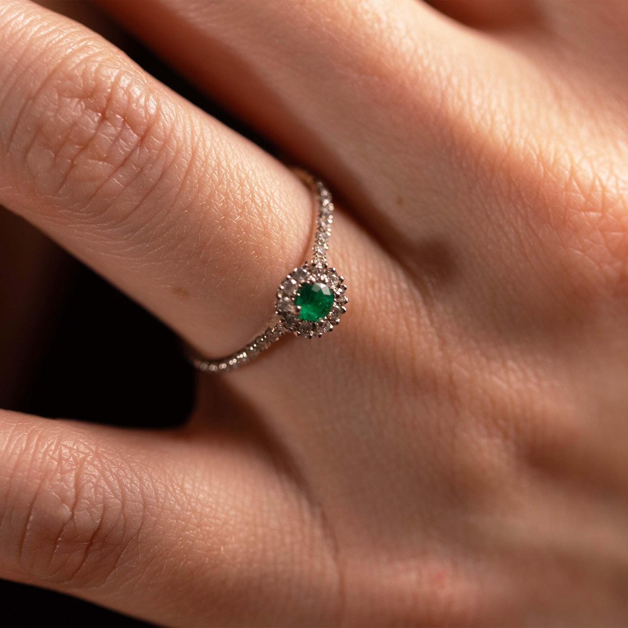 Gold Colombian emerald engagement ring by Smeralco, luxury and exclusive, with legendary splendor for Houston's legal elite