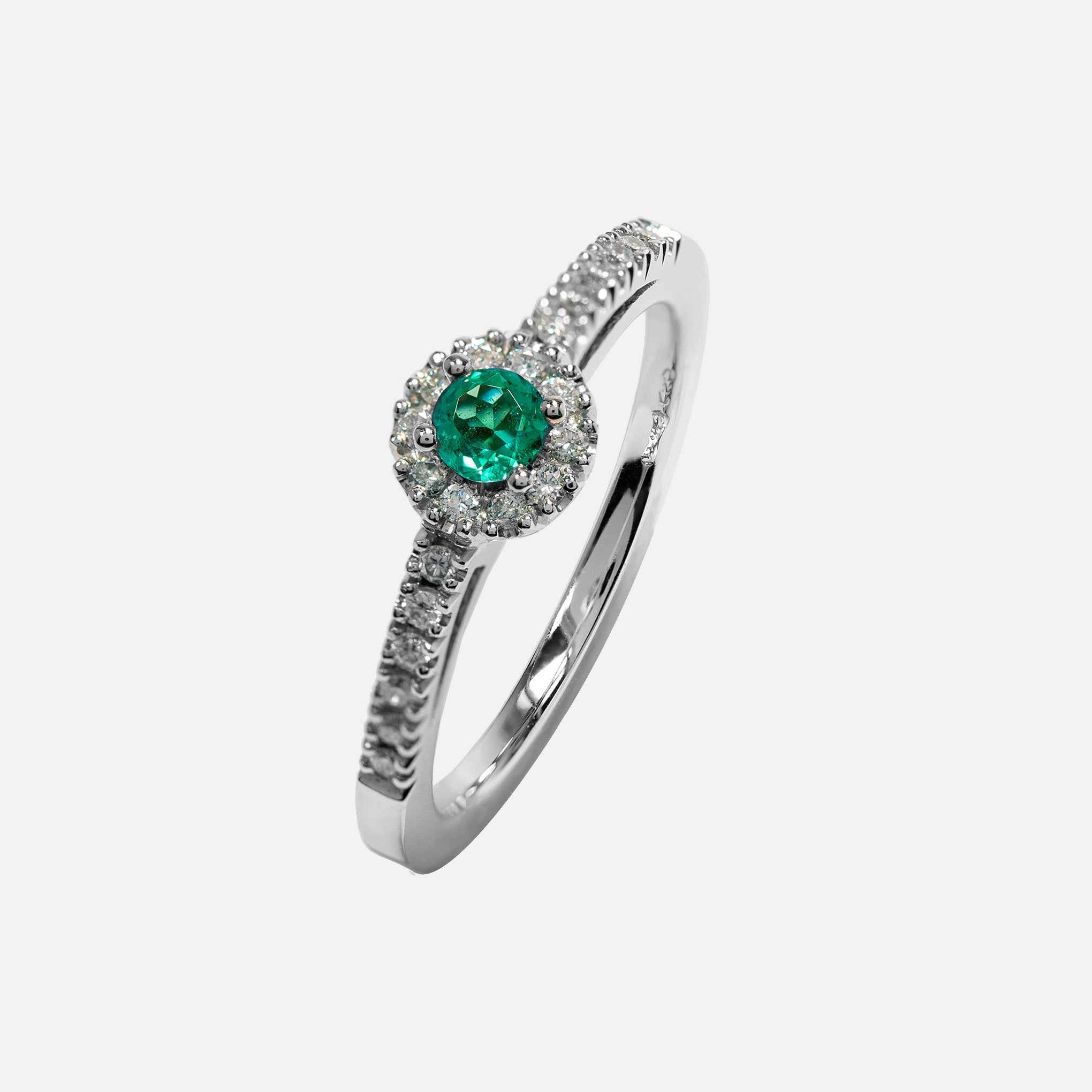 Smeralco's gold engagement ring with Colombian emerald, showcased at Legal London, epitomizing unparalleled charm and masterful artistry