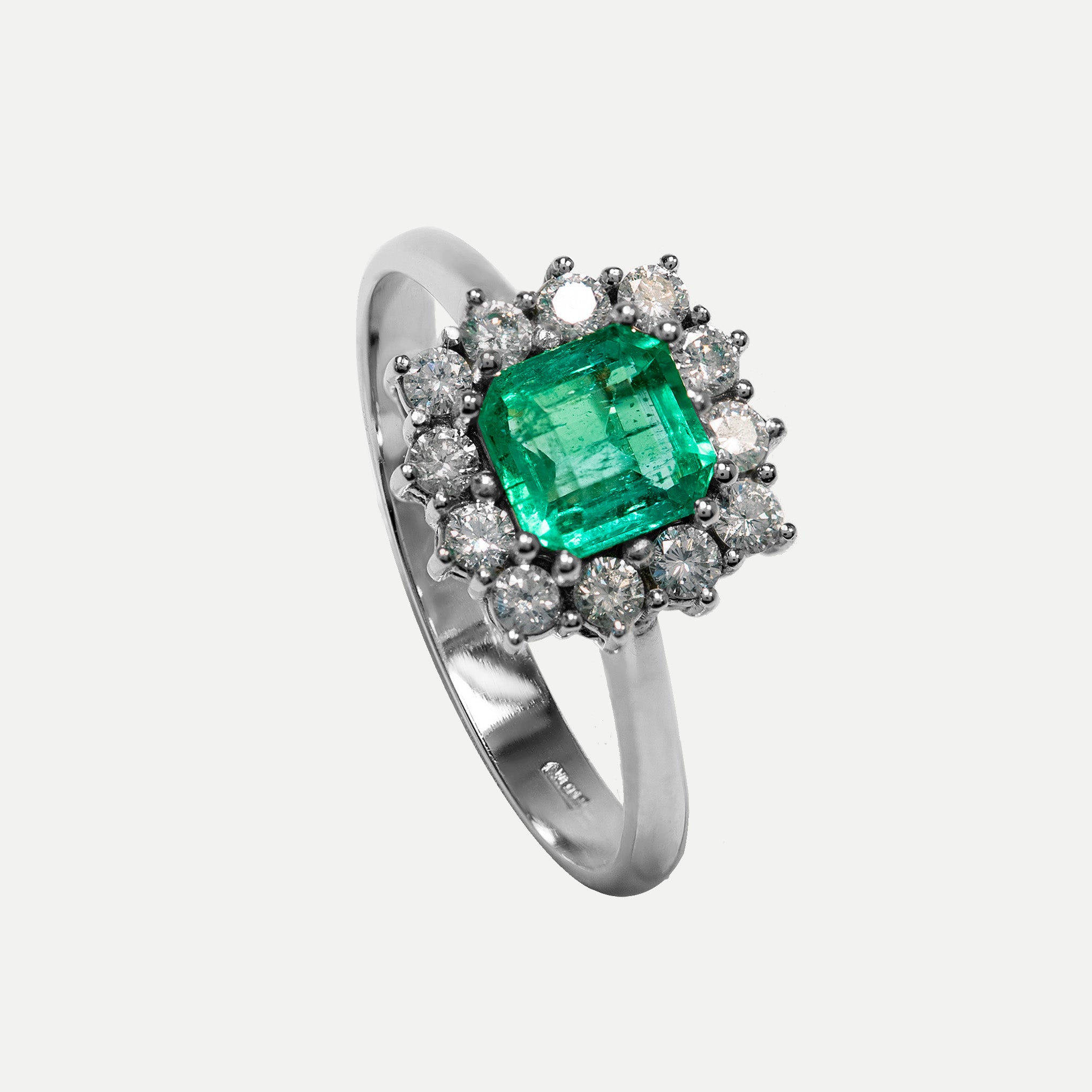 Smeralco's gold ring with magical Colombian emerald, featured in London Real Estate, representing refined elegance and unparalleled luxury