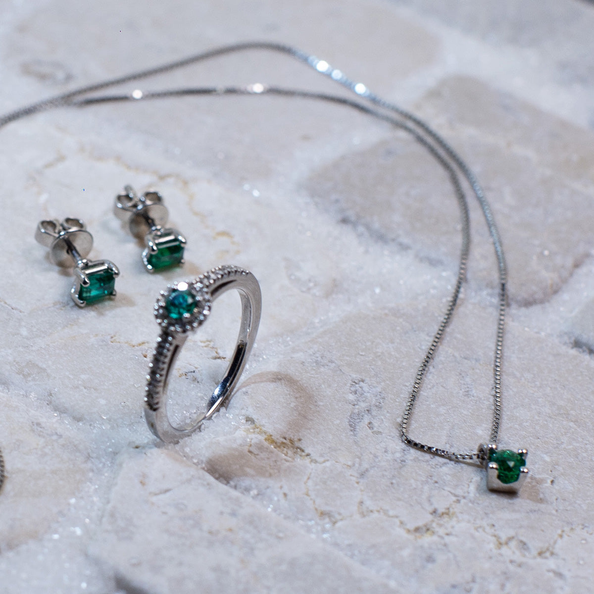 Set in oro bianco punto di luce 18 kt con smeraldi colombiani di lusso, fatto da Smeralco per donne che brillano sempre, per una giornata a Milano. Include un anello con smeraldo come pietra centrale, bracciale con 5 smeraldi, collana con 9 smeraldi abbinati e orecchini di smeraldi rotondi, esaltando la bellezza e l'eleganza senza tempo degli smeraldi