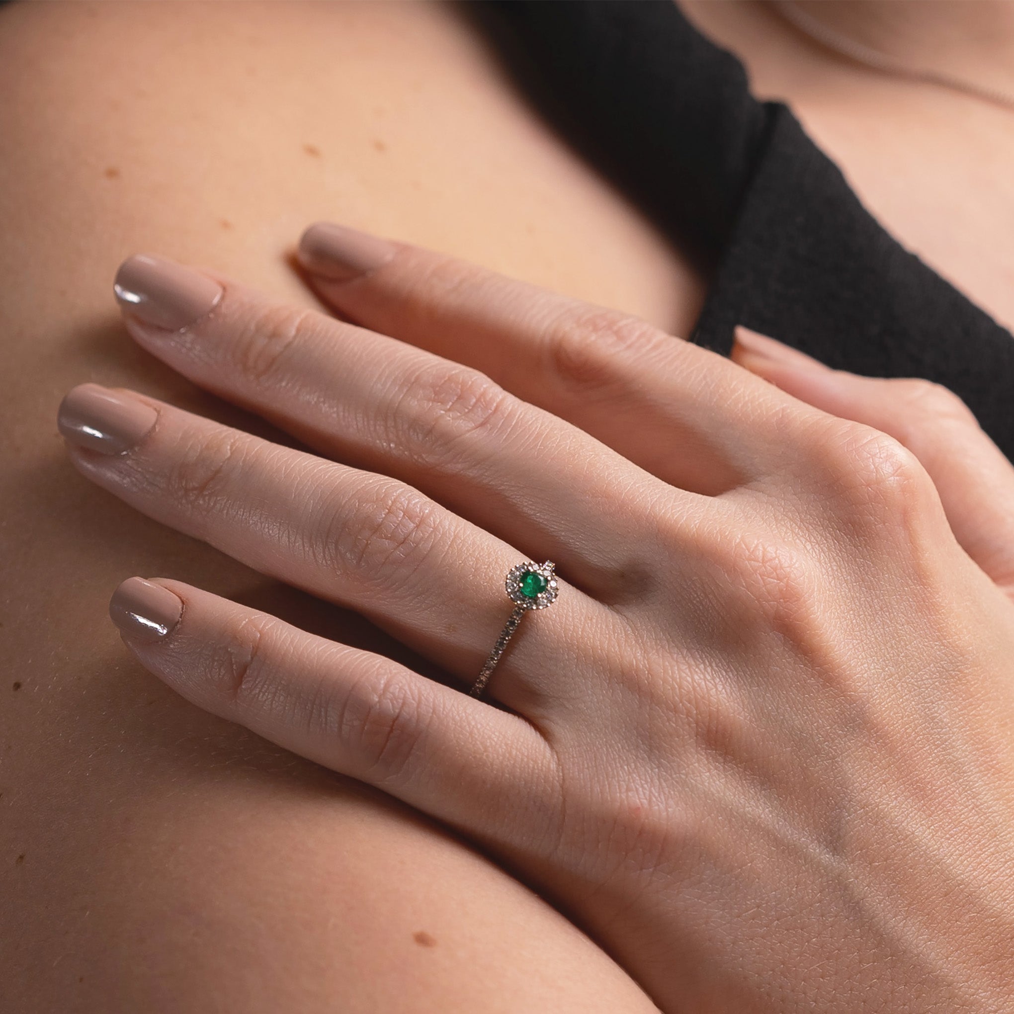 Anello di fidanzamento in oro con smeraldo colombiano di Smeralco, lusso esclusivo e amore profondo per i gioielli al Finance Forum di Milano, Italia