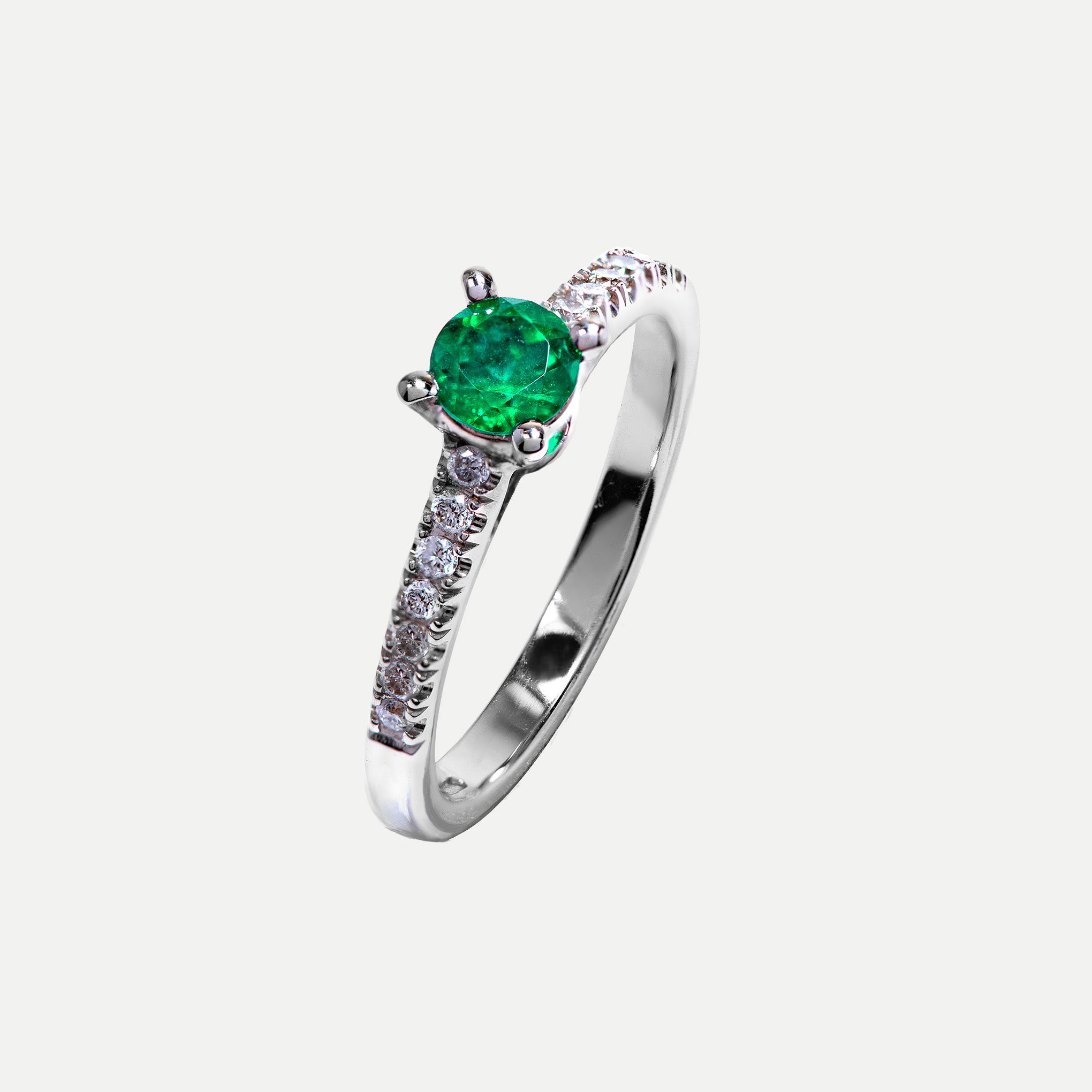 Anello di fidanzamento in oro con smeraldo colombiano di Smeralco, lusso esclusivo e passione per i gioielli, per commercialisti a Roma, Italia