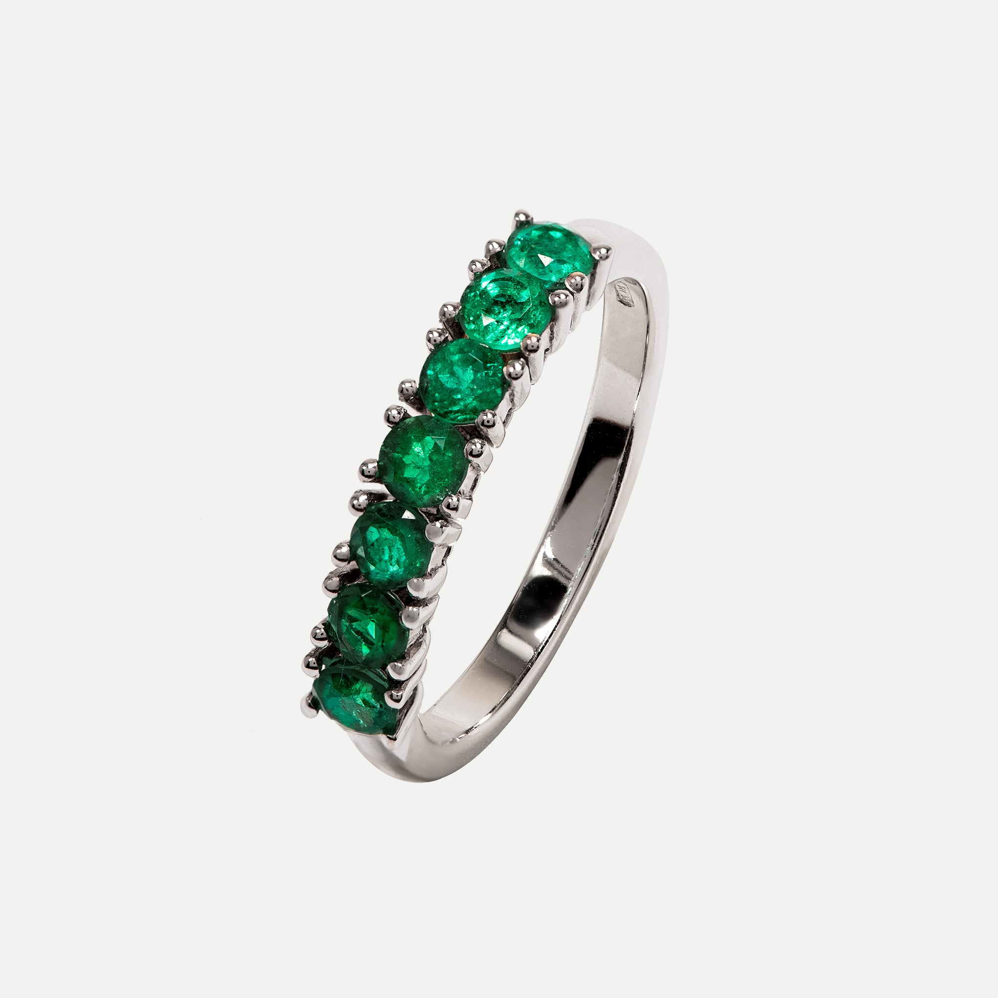 Anello in oro con smeraldo colombiano di Smeralco, pezzi incantevoli e lusso esclusivo per il Grand Premio d'Italia MotoGP a Bologna.