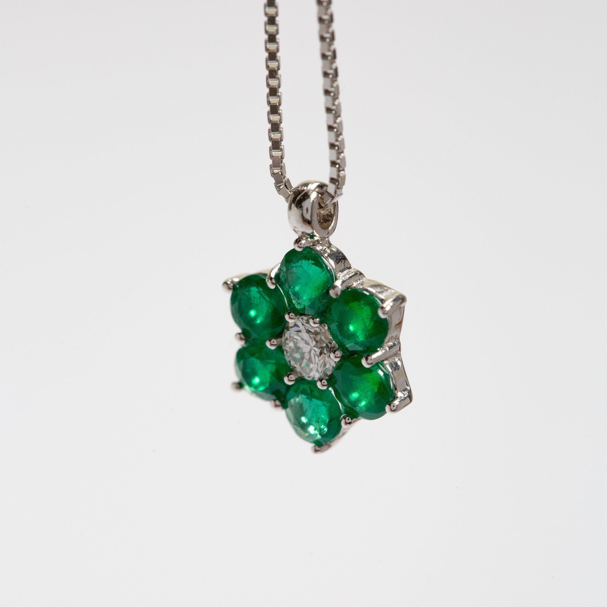 Sofistizierter Anhänger mit kolumbianischen Smaragden und Diamanten, exklusiver Luxus-Schmuck für Hamburg European Open