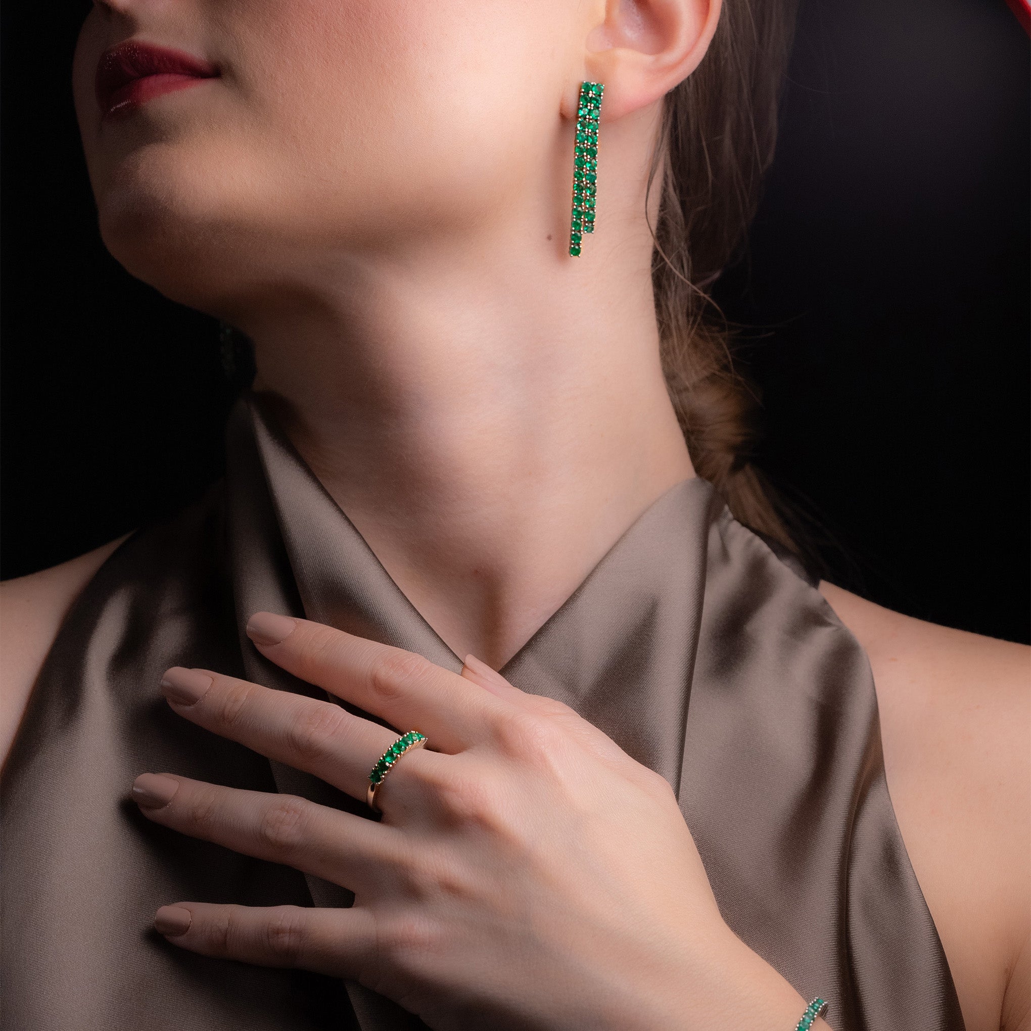 aretes de gala largos en Oro y esmeralda colombiana por smeralco una joyería de lujo exclusiva, simplemente embajador de romance en Madrid, España