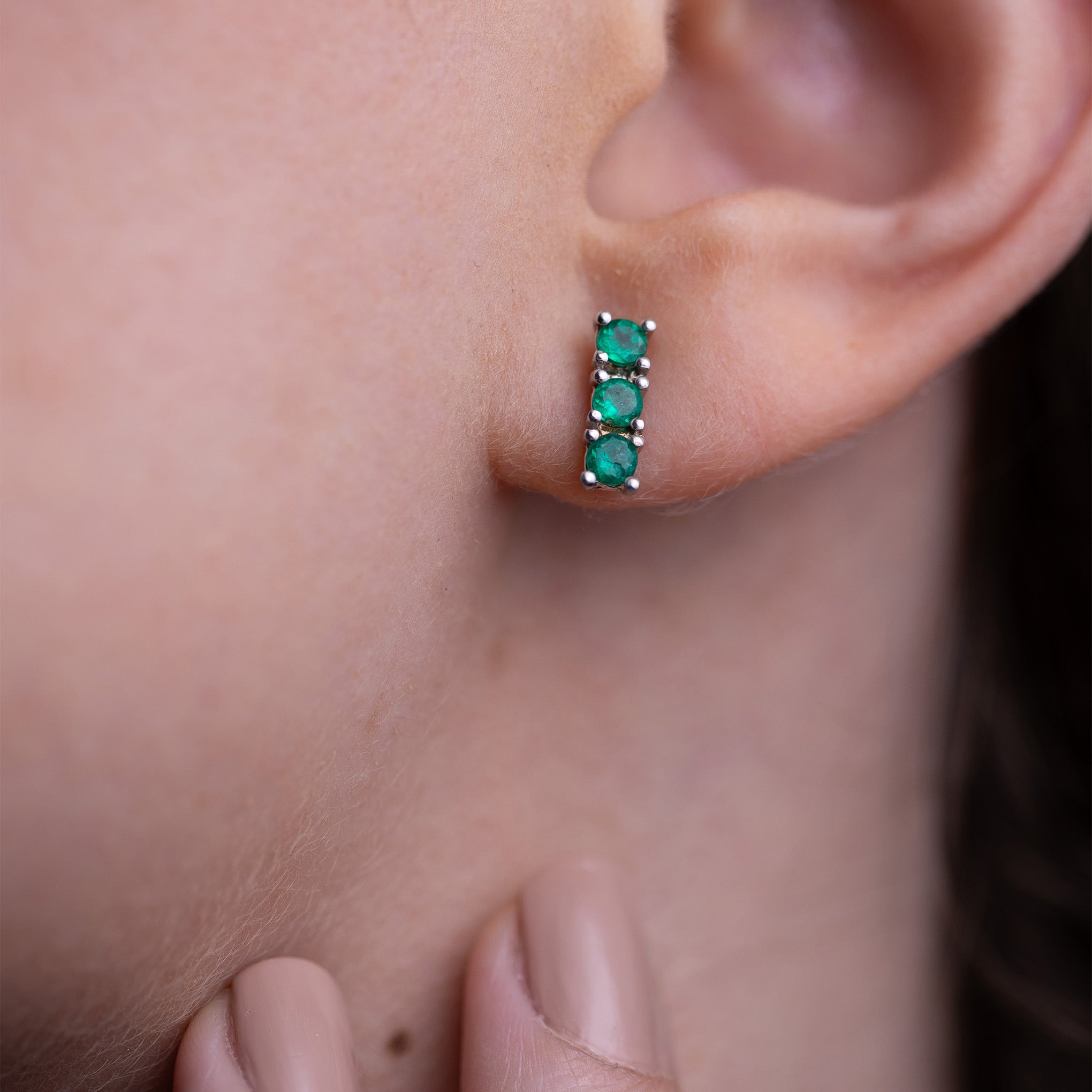 Aretes de oro con esmeralda colombiana en trílogía, lujo exclusivo en Madrid, España, para bienes raíces y juristas