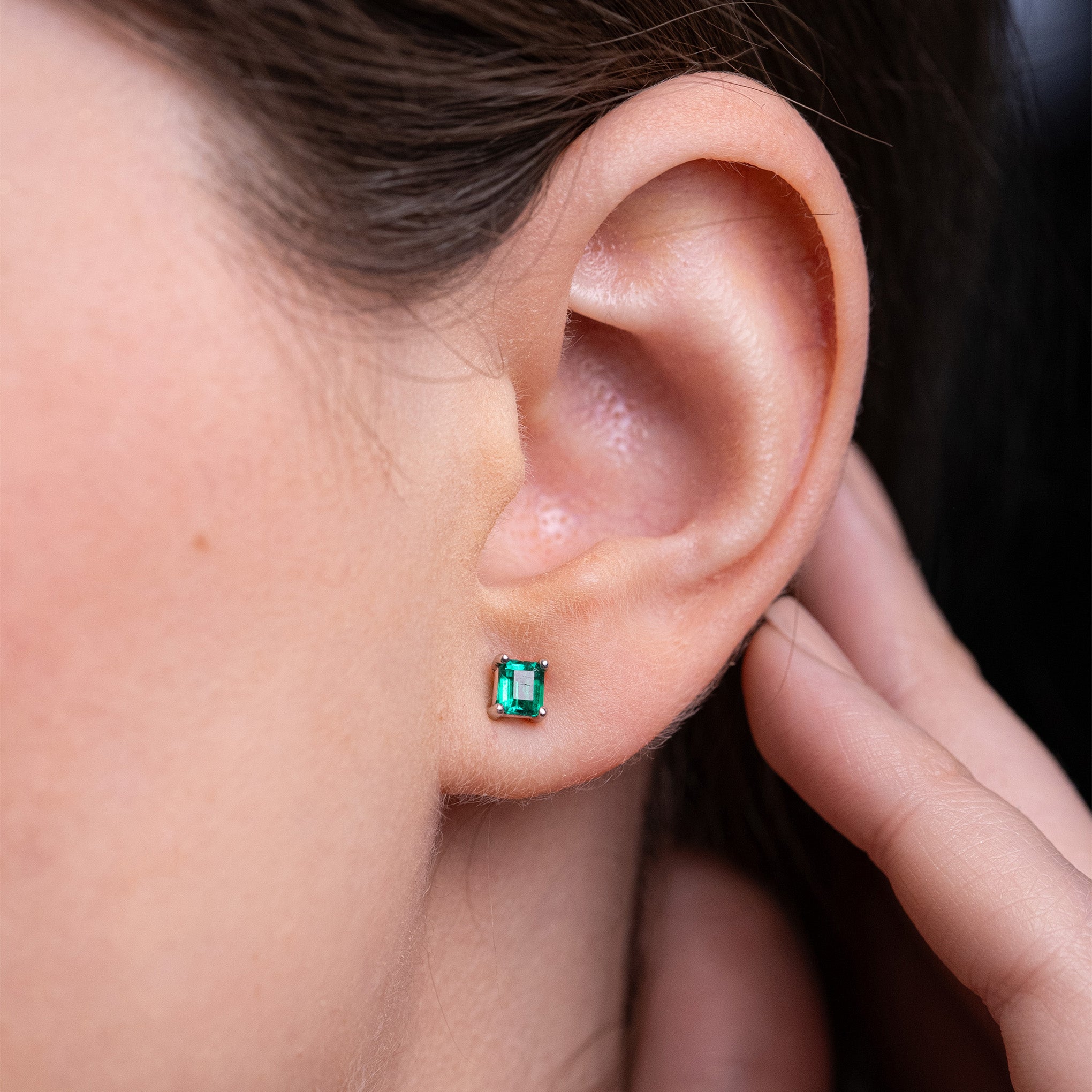 Piezas encantadoras: aretes de oro con esmeralda colombiana, lujo exclusivo en Madrid, España, para finanzas y juristas