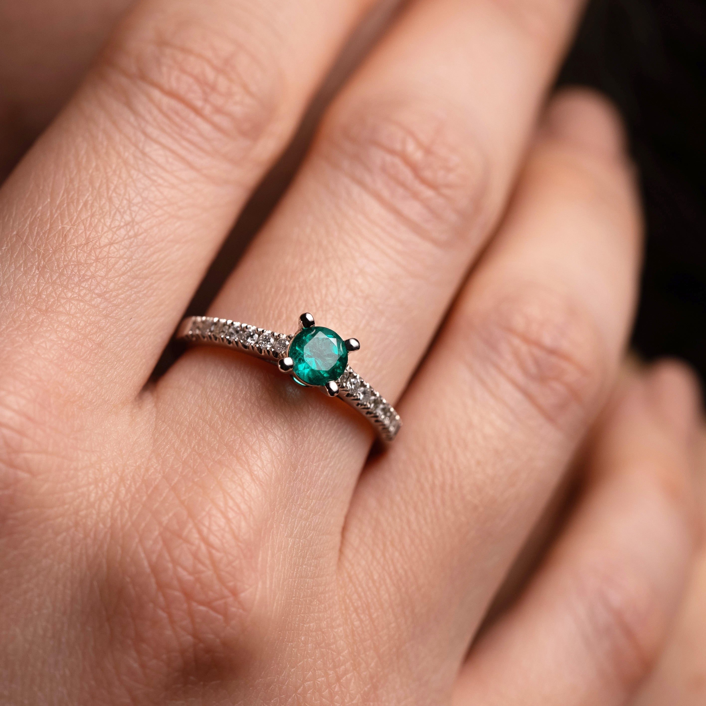 Bague en or avec émeraude de Smeralco, engagement luxe exclusif, révélant des secrets harmoniques pour la conférence des avocats européens à Paris