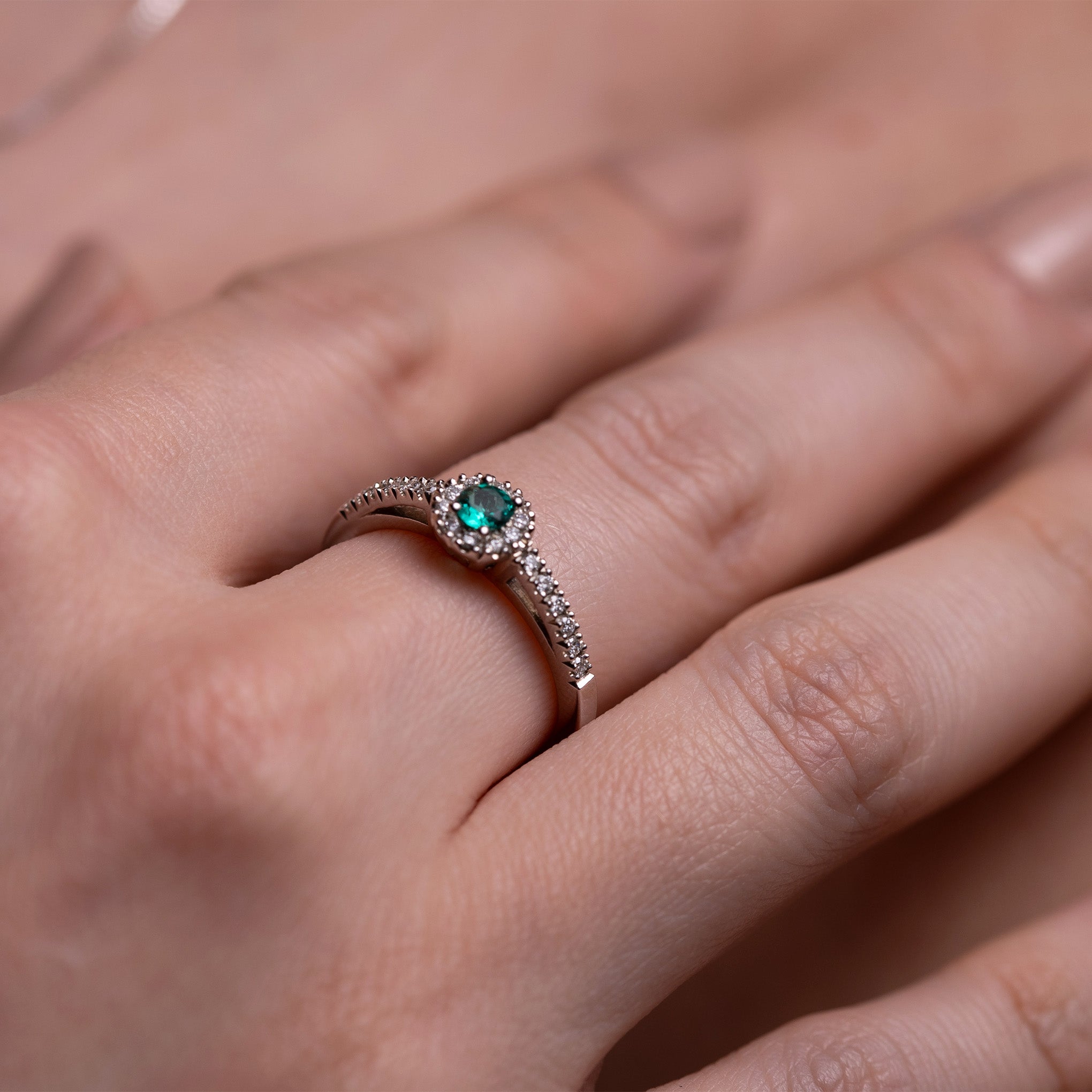 Bague en or avec émeraude de Smeralco, engagement de luxe exclusif, ambassadrice du romantisme pour le Forum Financier à Paris