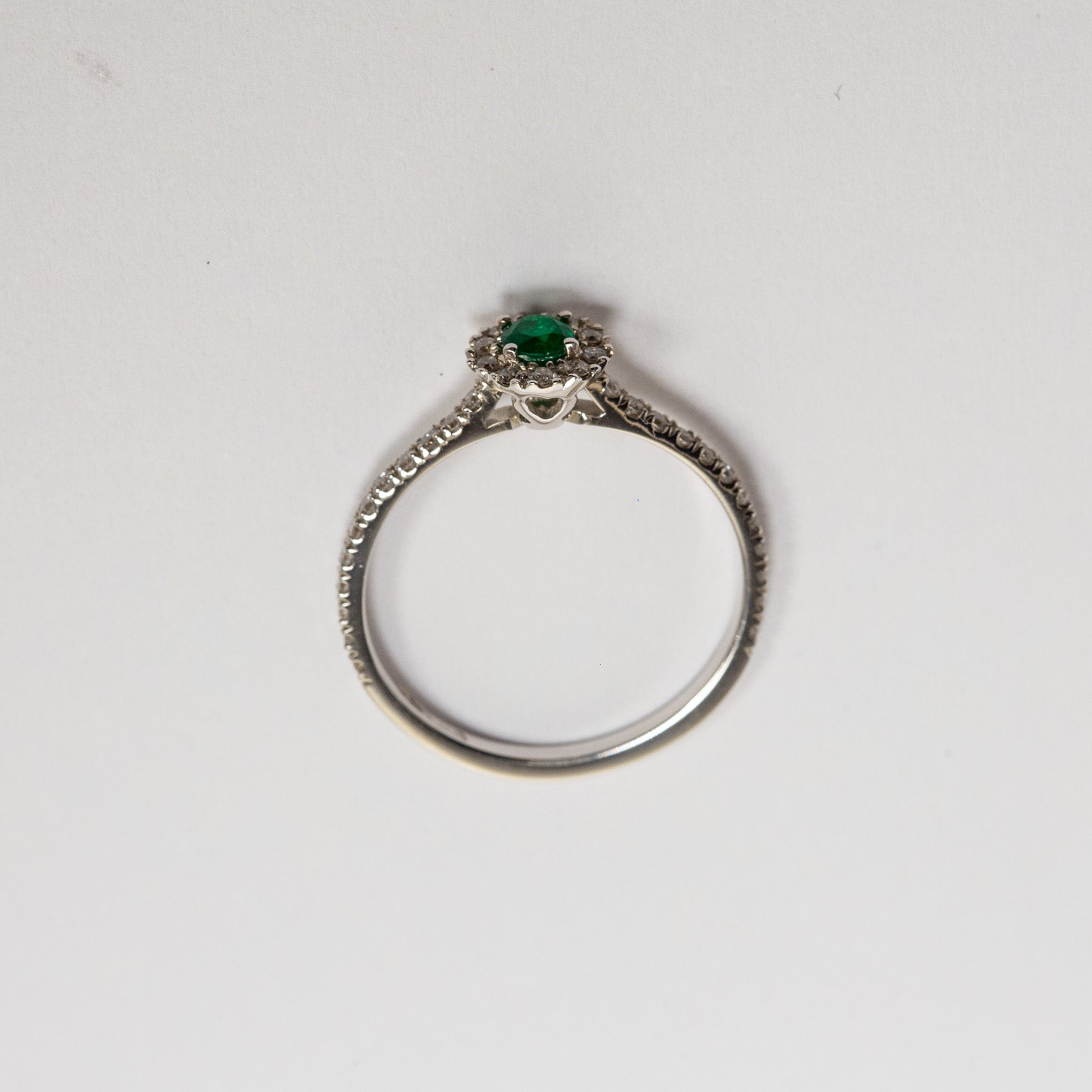 Bague en or avec émeraude, engagement luxe exclusif, mystiquement élégant pour la Fashion Week à Paris