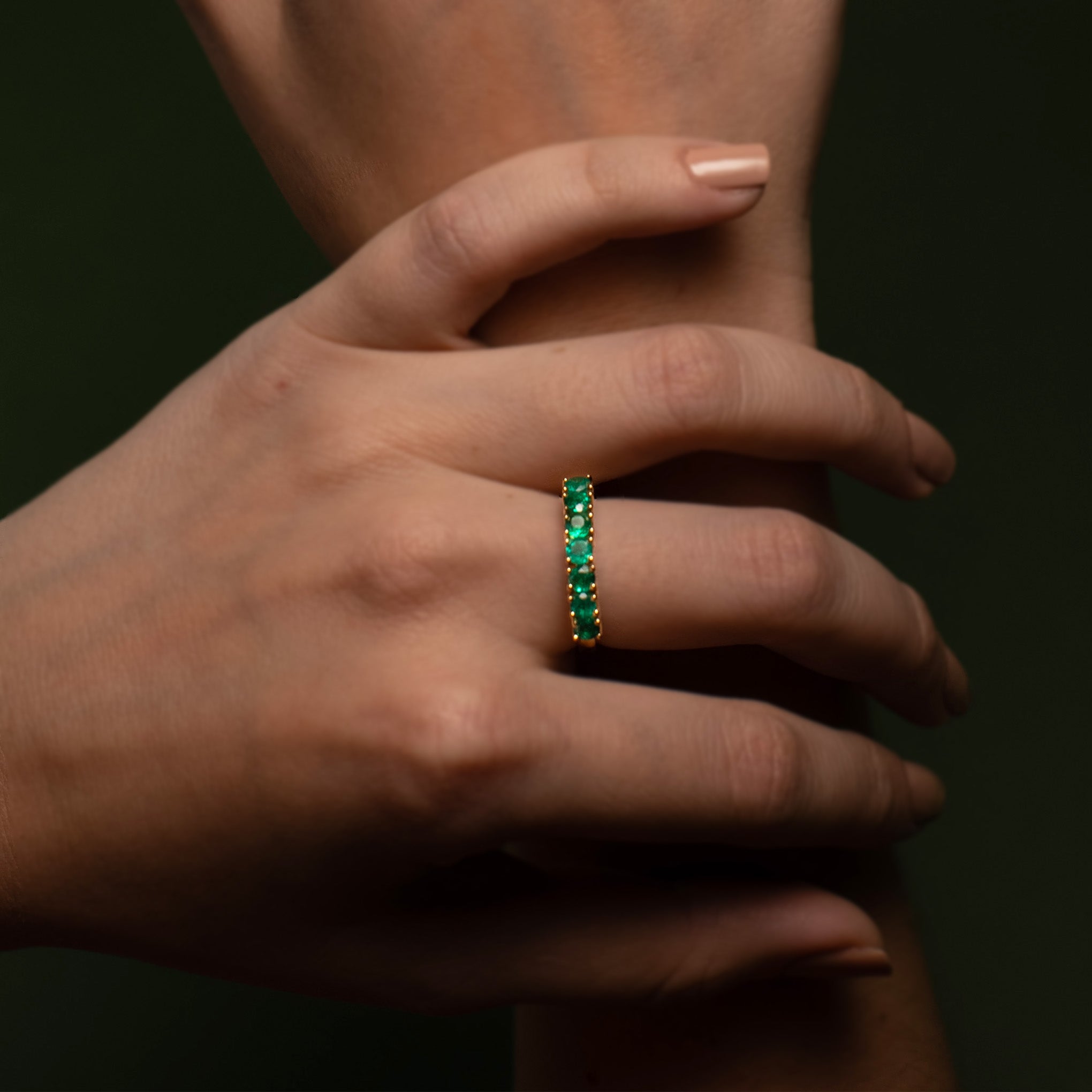 Bague en or avec émeraude de Smeralco, joaillerie de luxe exclusif avec pièces charmantes pour le Global Tax à Pari