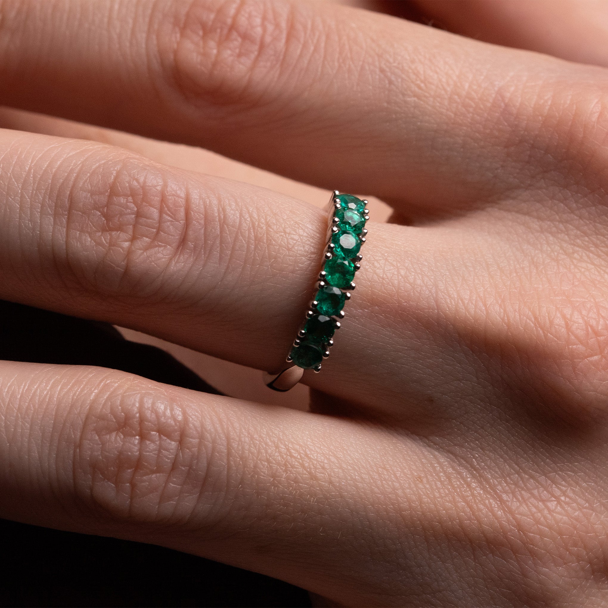 Bague en or avec émeraude de Smeralco, luxe exclusif et pièce parfaite pour l'amateur de beauté à la conférence sur les finances à Paris