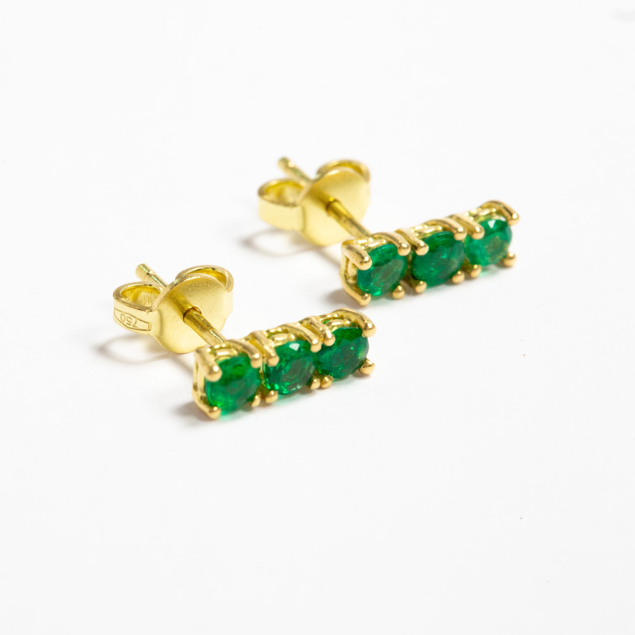 oucles d'oreilles émeraudes colombiennes et diamants, joaillerie luxe, pour amateurs de beauté à la conférence financière à Paris