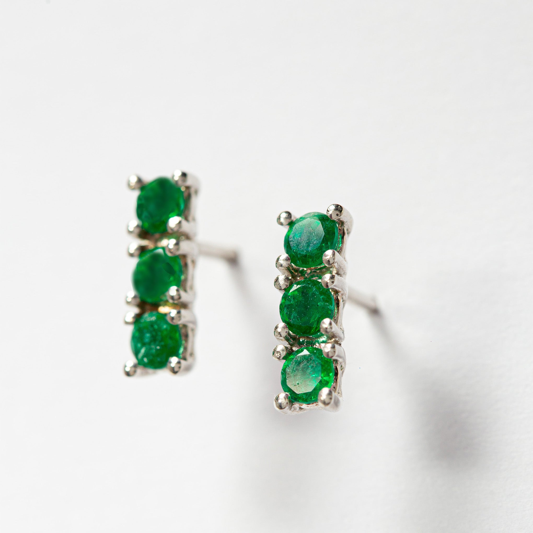 Boucles d'oreilles avec émeraudes colombiennes et diamants, joaillerie de luxe, élégance et passion pour la Fashion Week à Paris