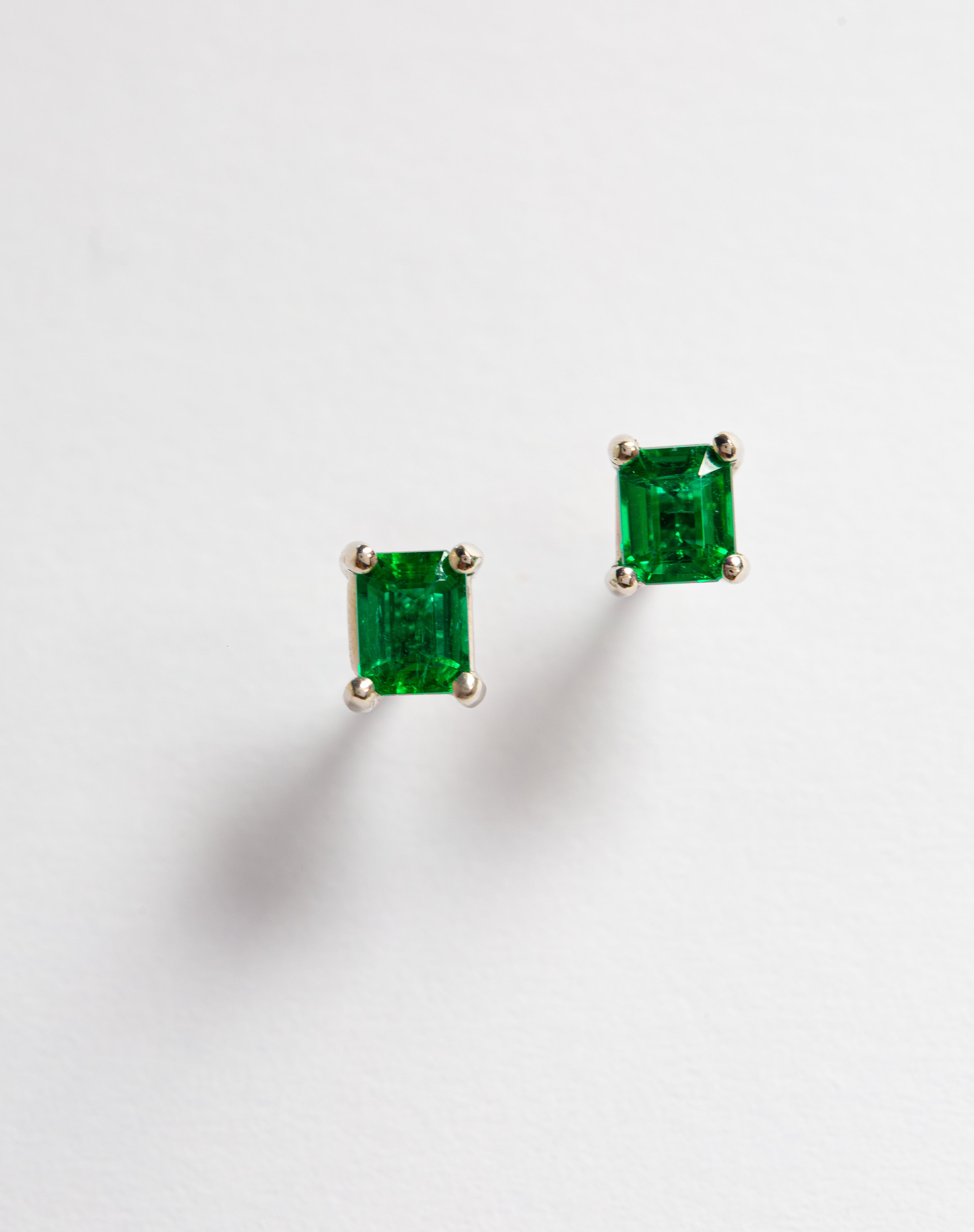 Boucles d'oreilles avec émeraudes colombiennes de Smeralco, joaillerie de luxe exclusif pour amateur de beauté à Paris