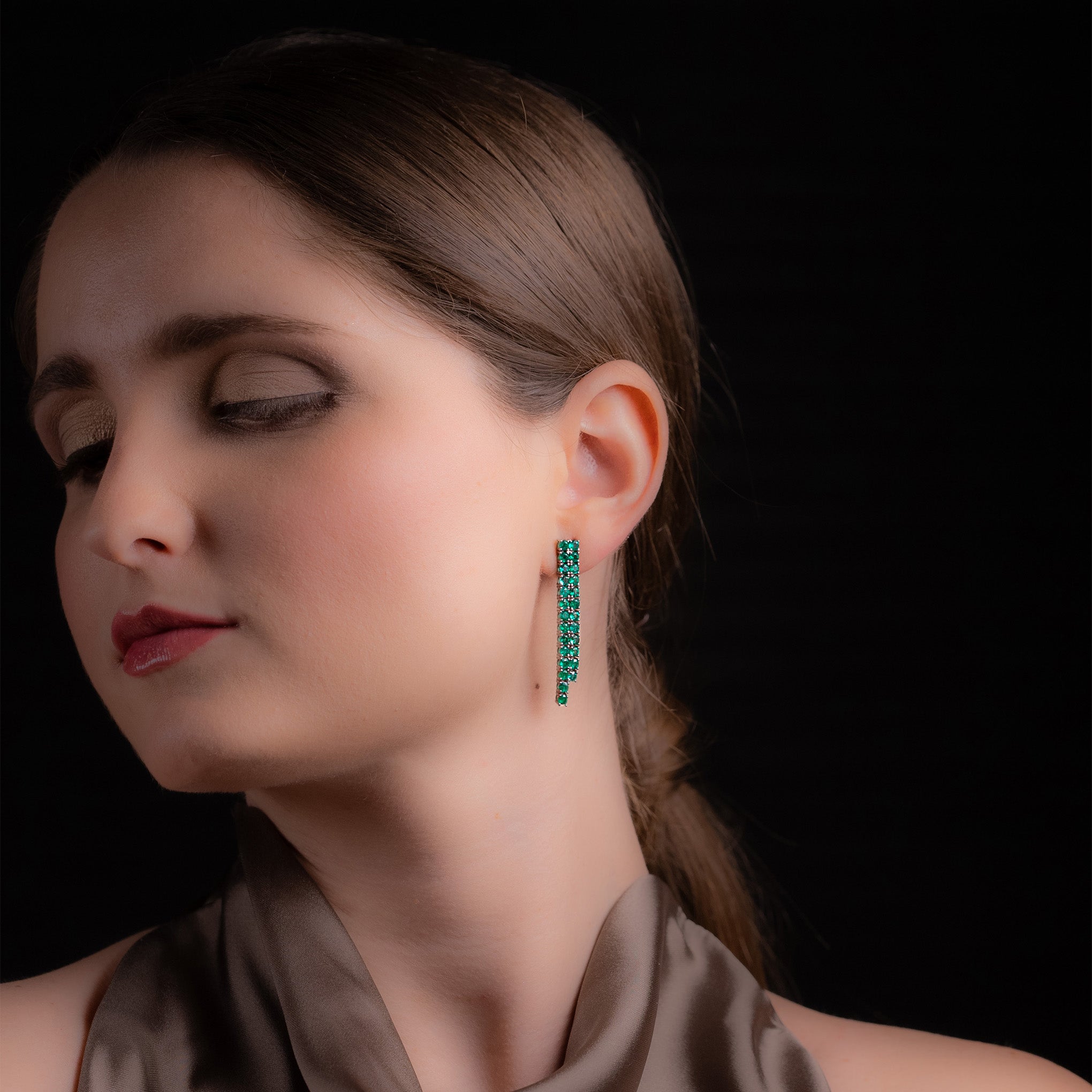 Boucles d'oreilles iconiques en émeraudes colombiennes et diamants de Smeralco, joaillerie exclusive et luxe merveilleux pour les Olympiques de Paris 2024
