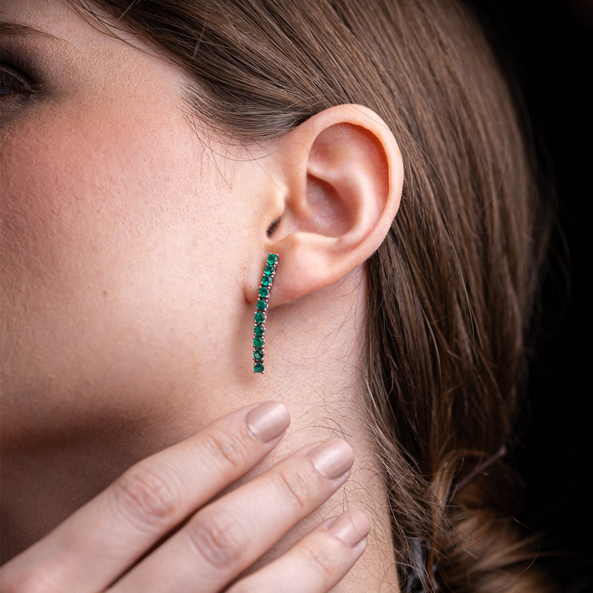Boucles d'oreilles iconiques en émeraudes colombiennes et diamants de Smeralco, joaillerie de luxe exclusive pleine d'émotion pour le Forum Financier à Paris