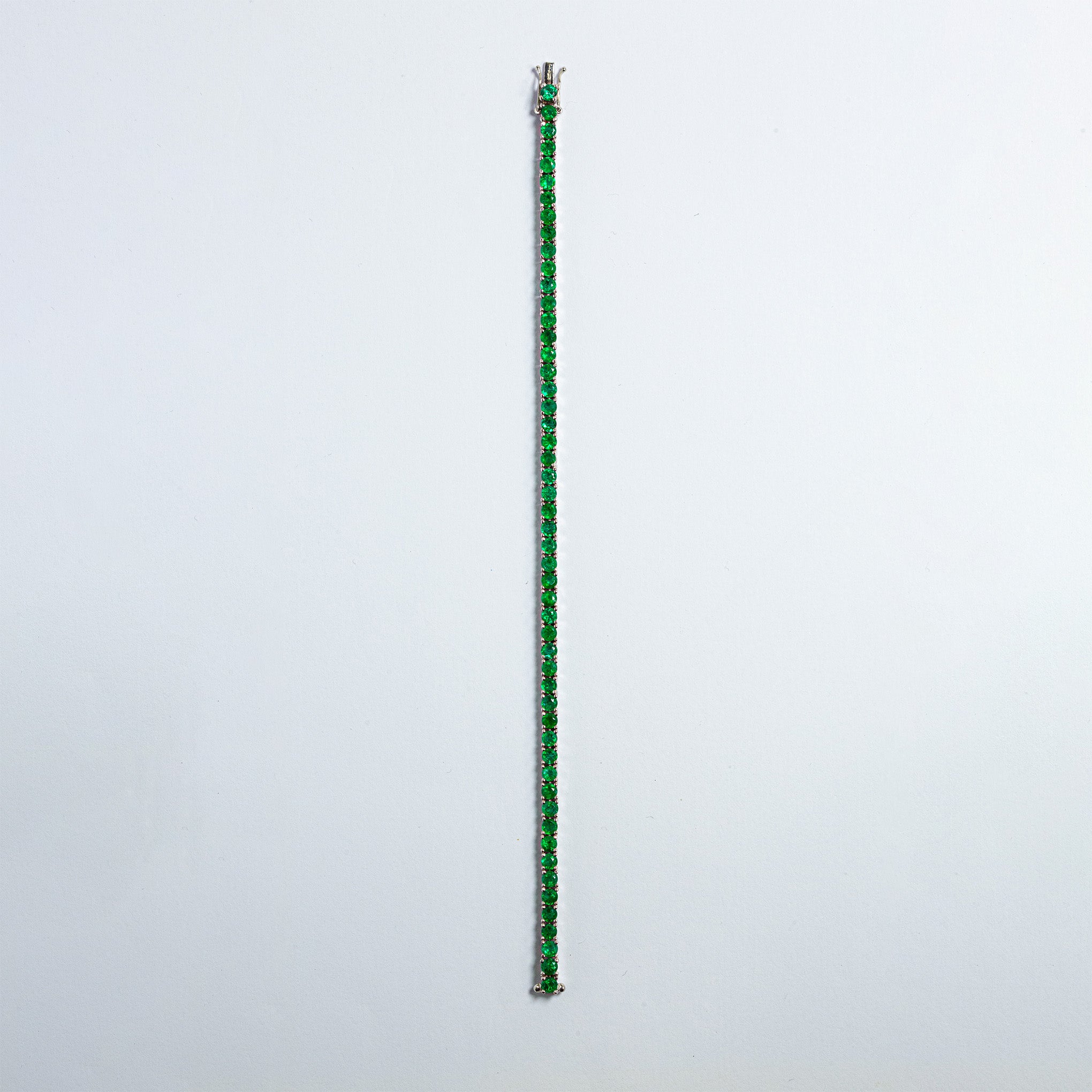 Bracciale tennis in oro con smeraldo di Smeralco, lusso esclusivo e bellezza nascosta nelle gemme per il settore legale a Milano