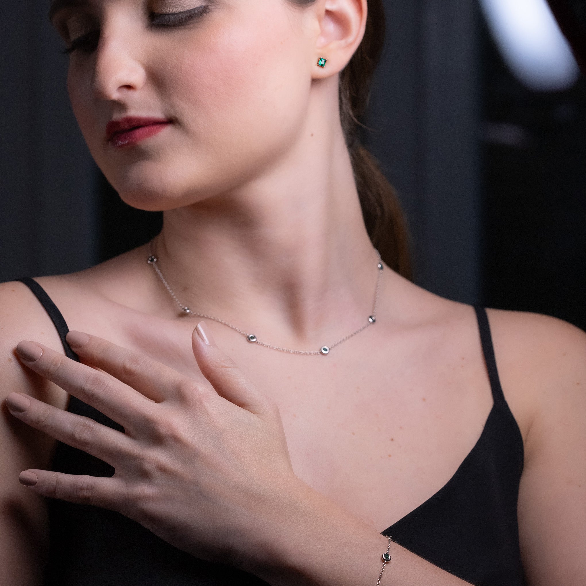 Bracelet iconique avec émeraudes colombiennes et diamants de Smeralco, joaillerie luxe exclusif, ambassadeur du romantisme pour le Forum Financier à Paris