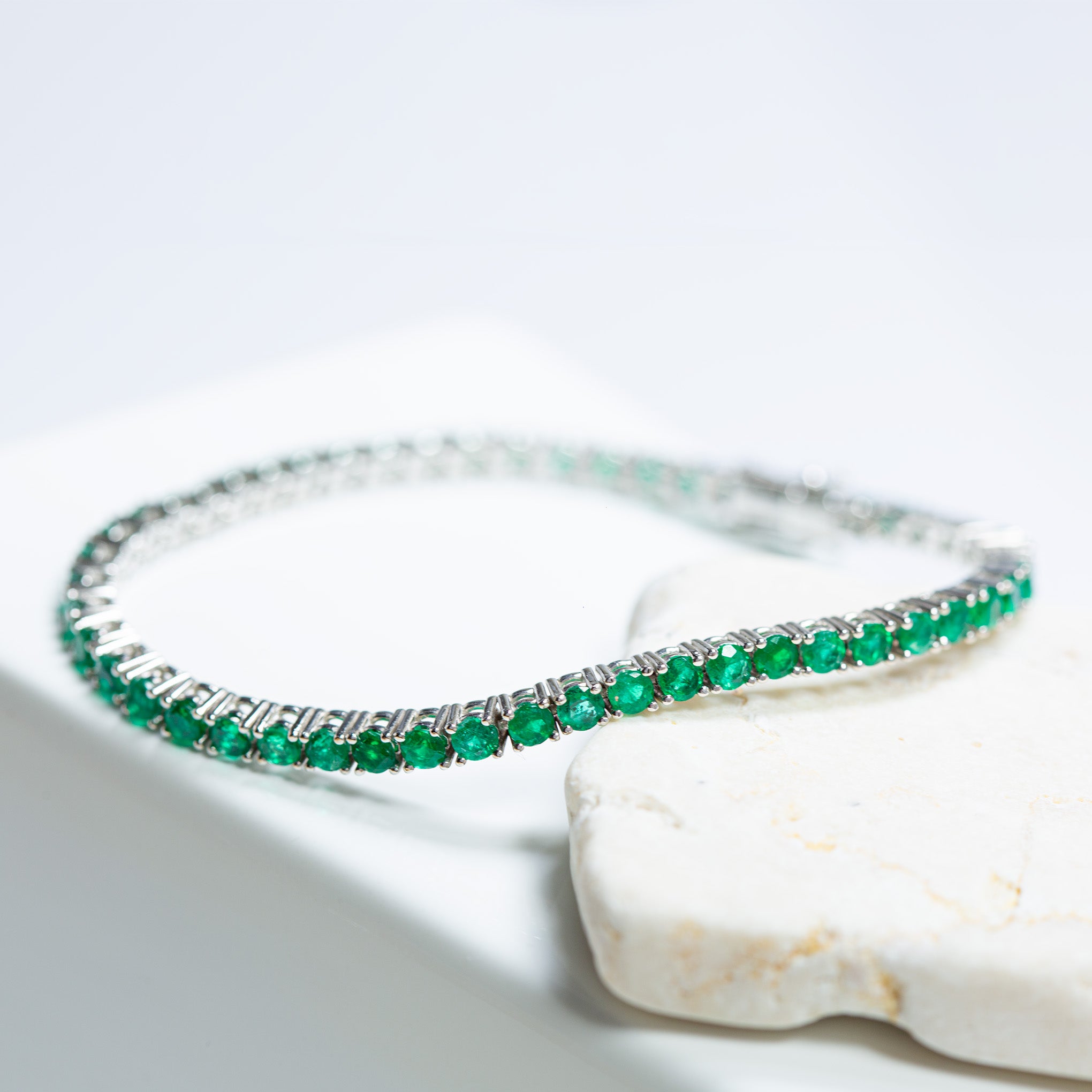 Bracelet tennis iconique en or avec émeraudes de Smeralco, luxe exclusif et passion pour les Olympiques de Paris 2024