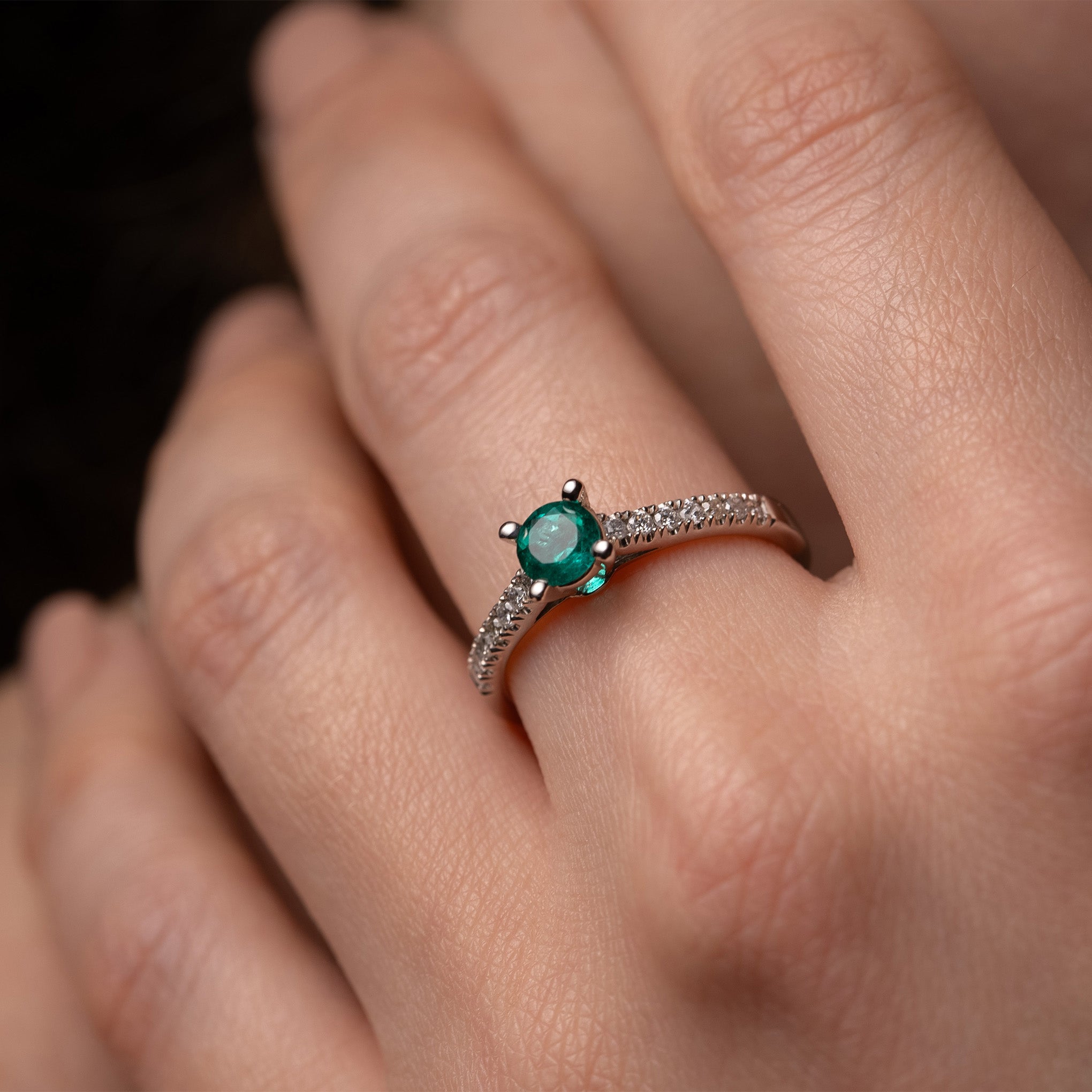 Gold Colombian emerald engagement ring by Smeralco, a luxurious, exclusive piece with magical splendor for New York City's finance elite