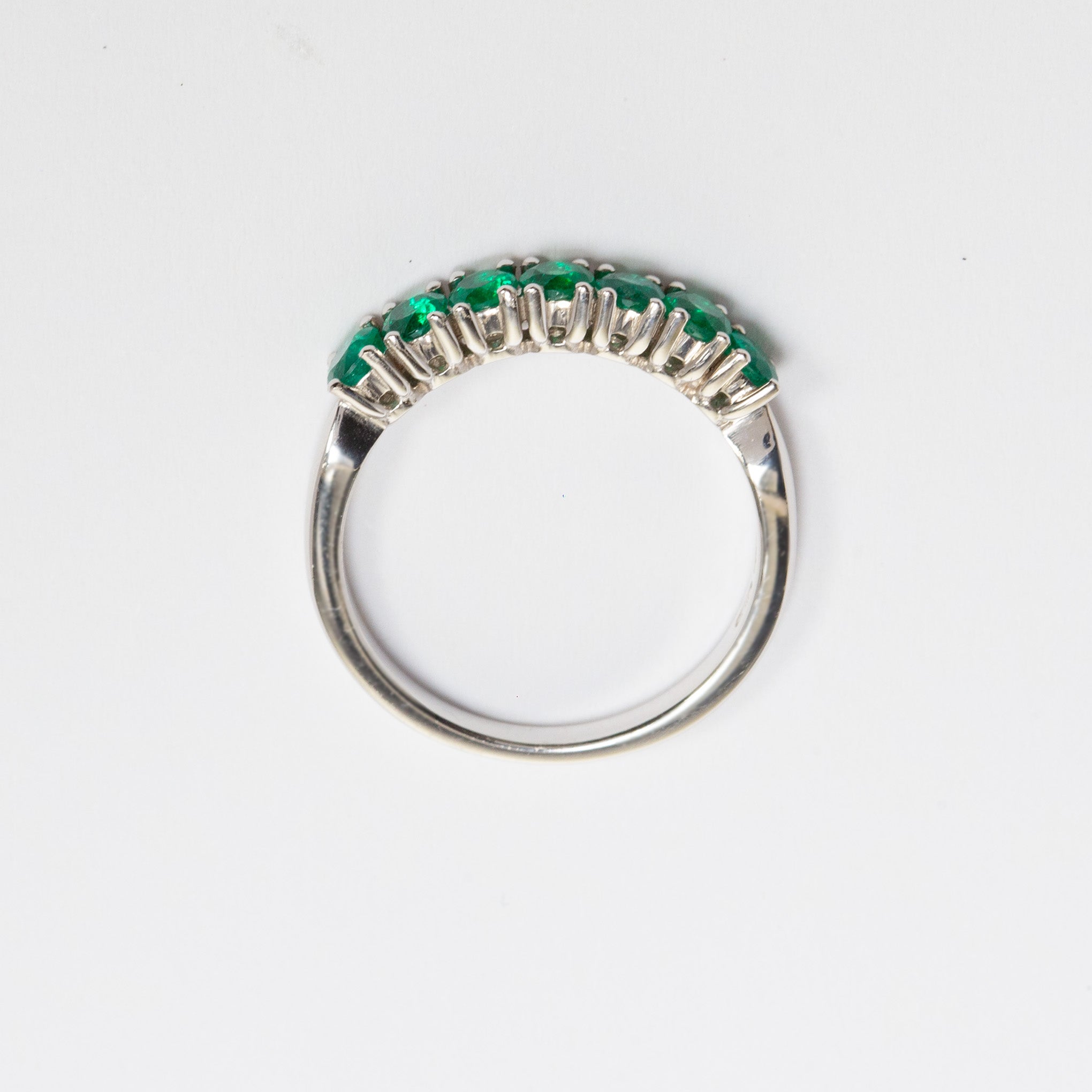 Smeralco's Colombian emerald gold ring, showcased at Miami Real Estate, representing unmatched elegance and superior quality in fine jewelry