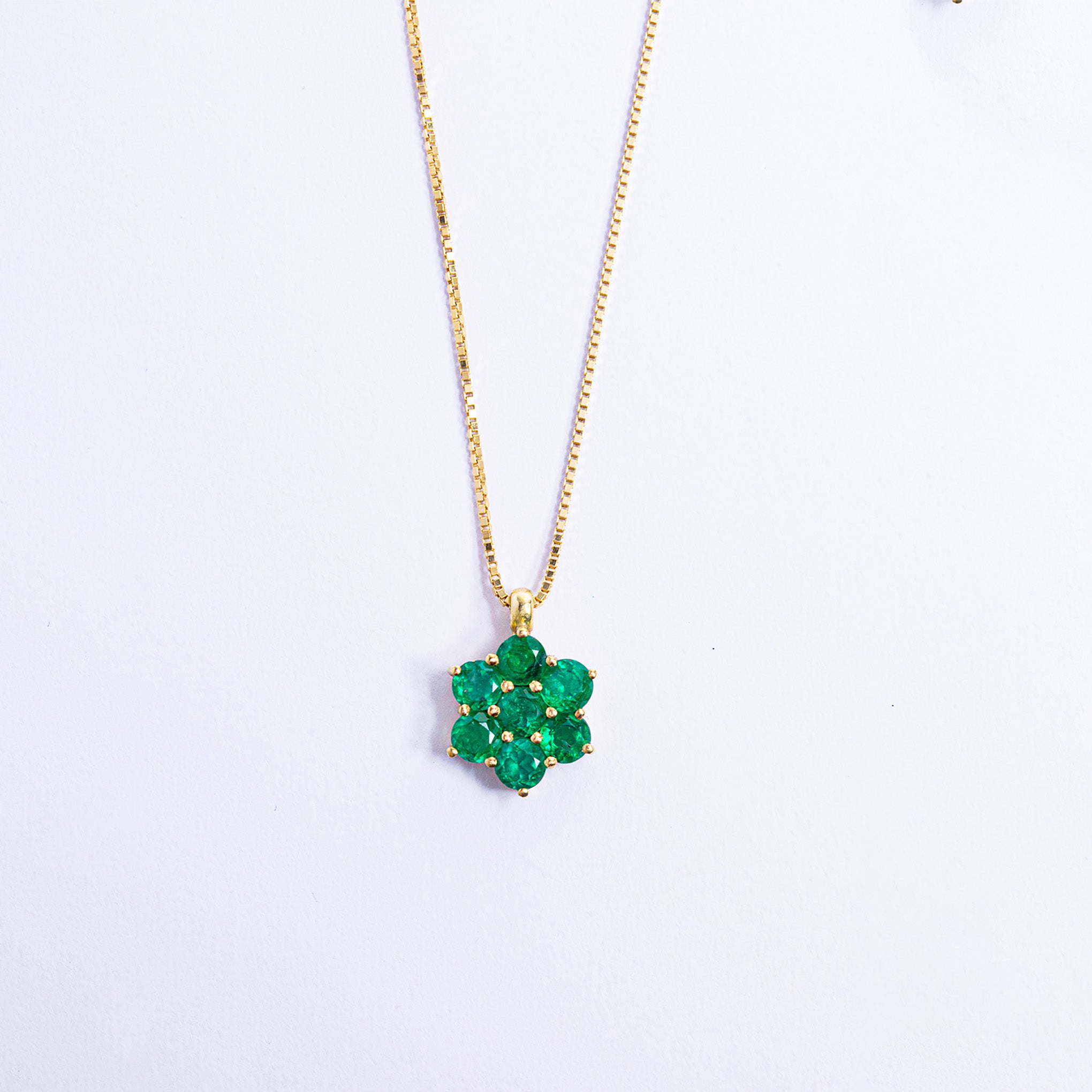 Exclusive gold pendant featuring seven Colombian emeralds by Smeralco, elevating the look with luxury and distinction, for an event at the London Marathon. Luxury jewelry