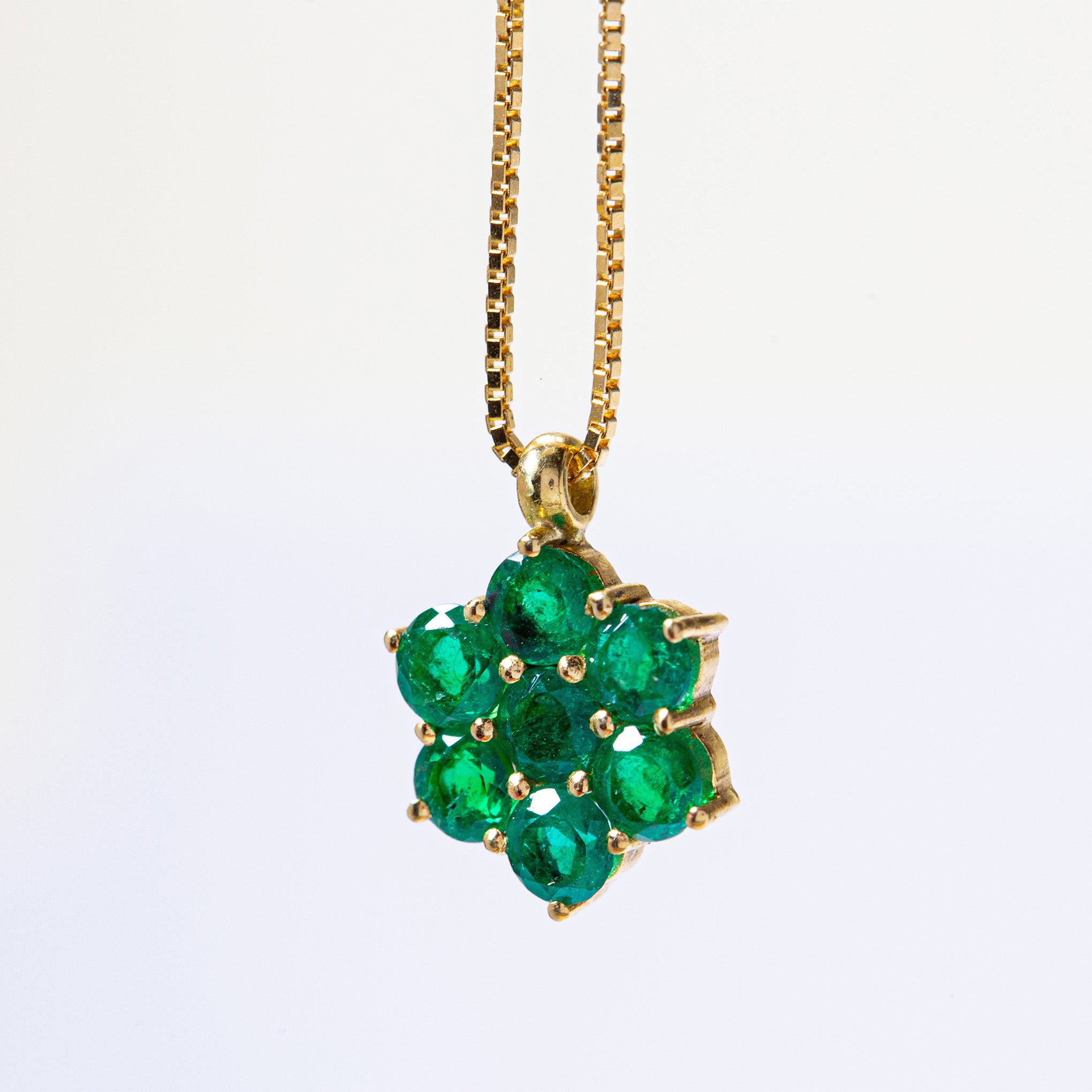 Exklusiver Anhänger mit sieben kolumbianischen Smaragden und Edelsteinen, luxuriöser Schmuck für Hamburg European Open München