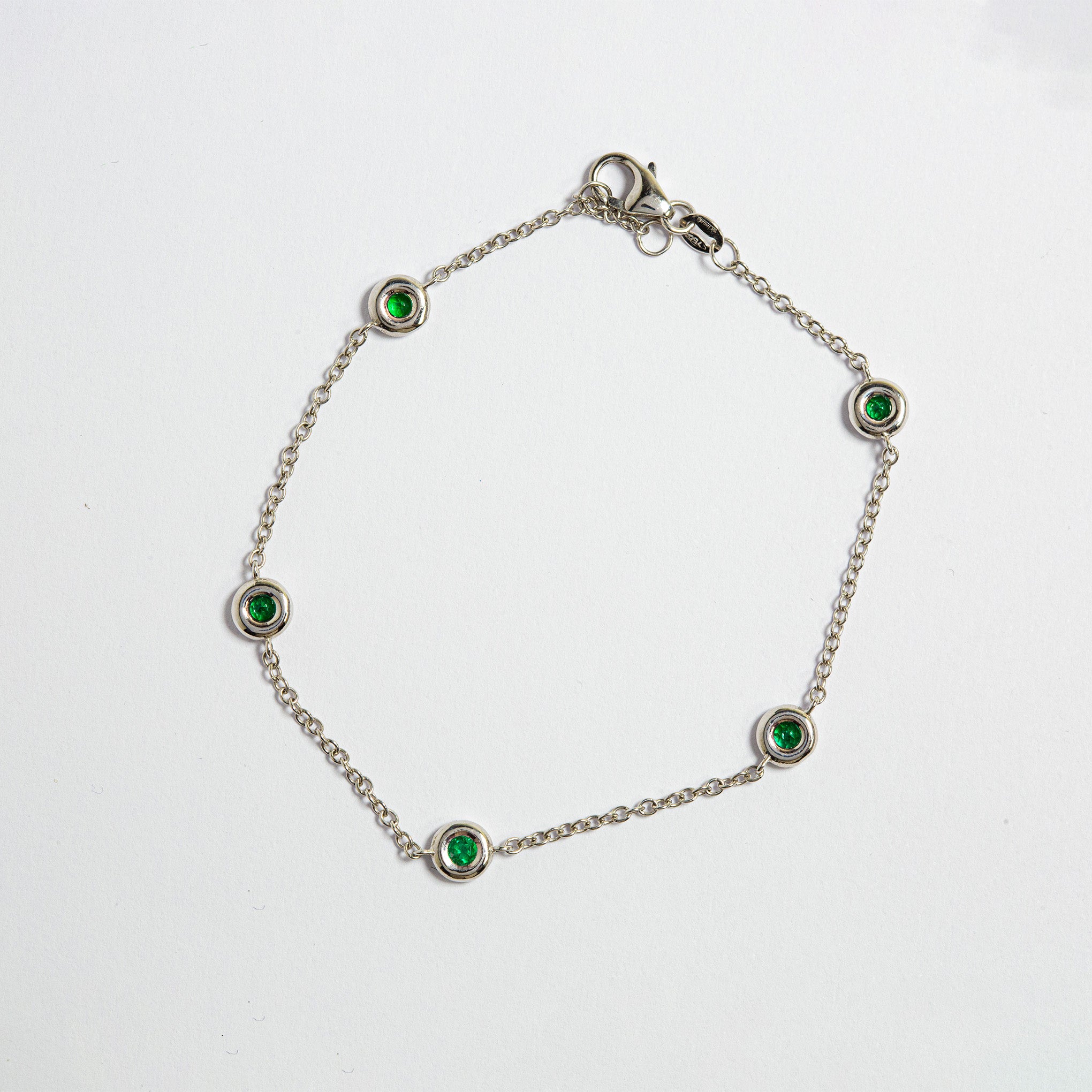 Smeralco's iconic gold bracelet with Colombian emerald, showcased at Legal London, exemplifying refined elegance and exceptional luxury