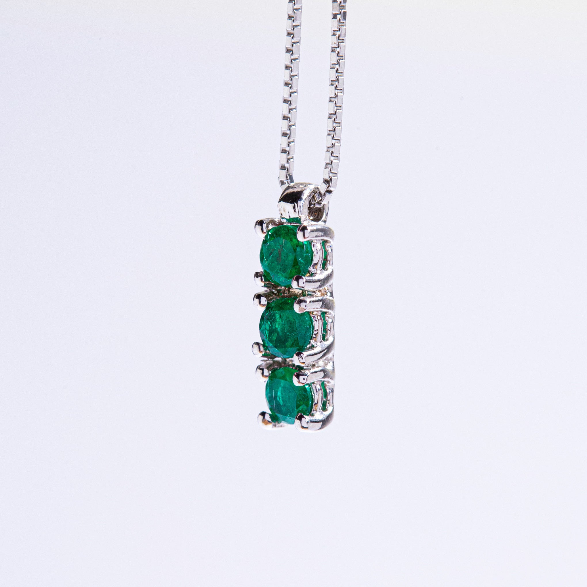 Smeralco's gold pendant necklace with Colombian emerald and diamonds, featured at London Accounting & Finance, showcasing unparalleled elegance and exquisite