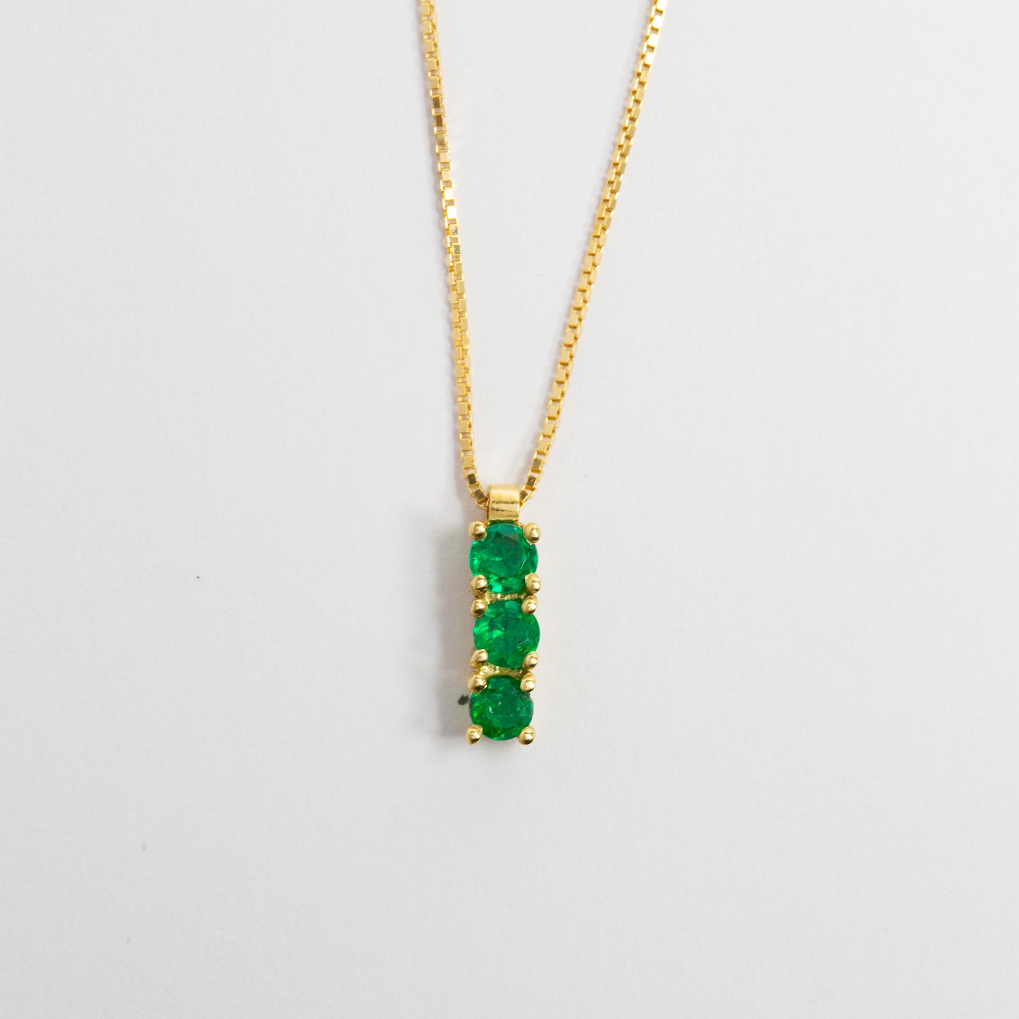 Smeralco’s gold pendant necklace with Colombian emerald and diamonds, featured at London Finance, blending opulent design with unparalleled sophistication