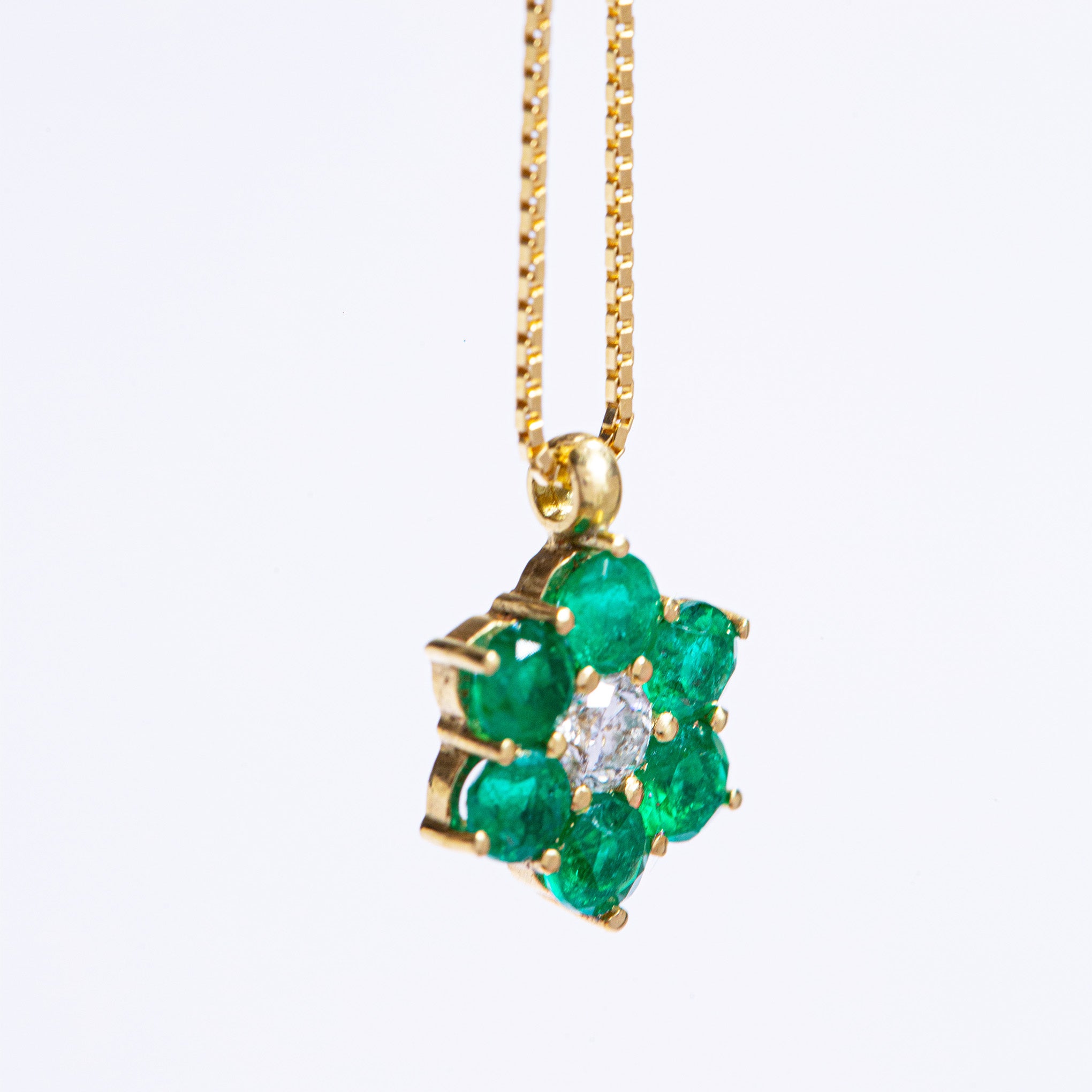 Smeralco’s gold pendant necklace with Colombian emerald and diamonds, featured at Miami Bar Association, showcasing distinguished beauty and exceptional refinement