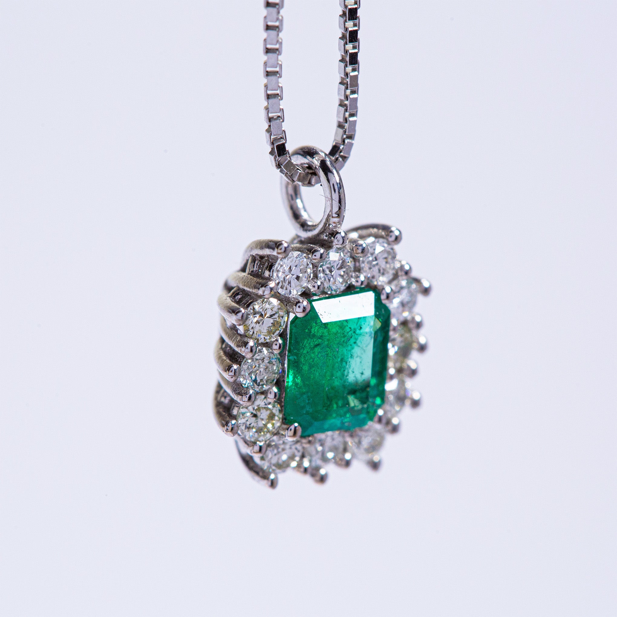 Gold Colombian emerald and diamond pendant necklace by Smeralco, luxury and exclusive design for legal professionals in New York