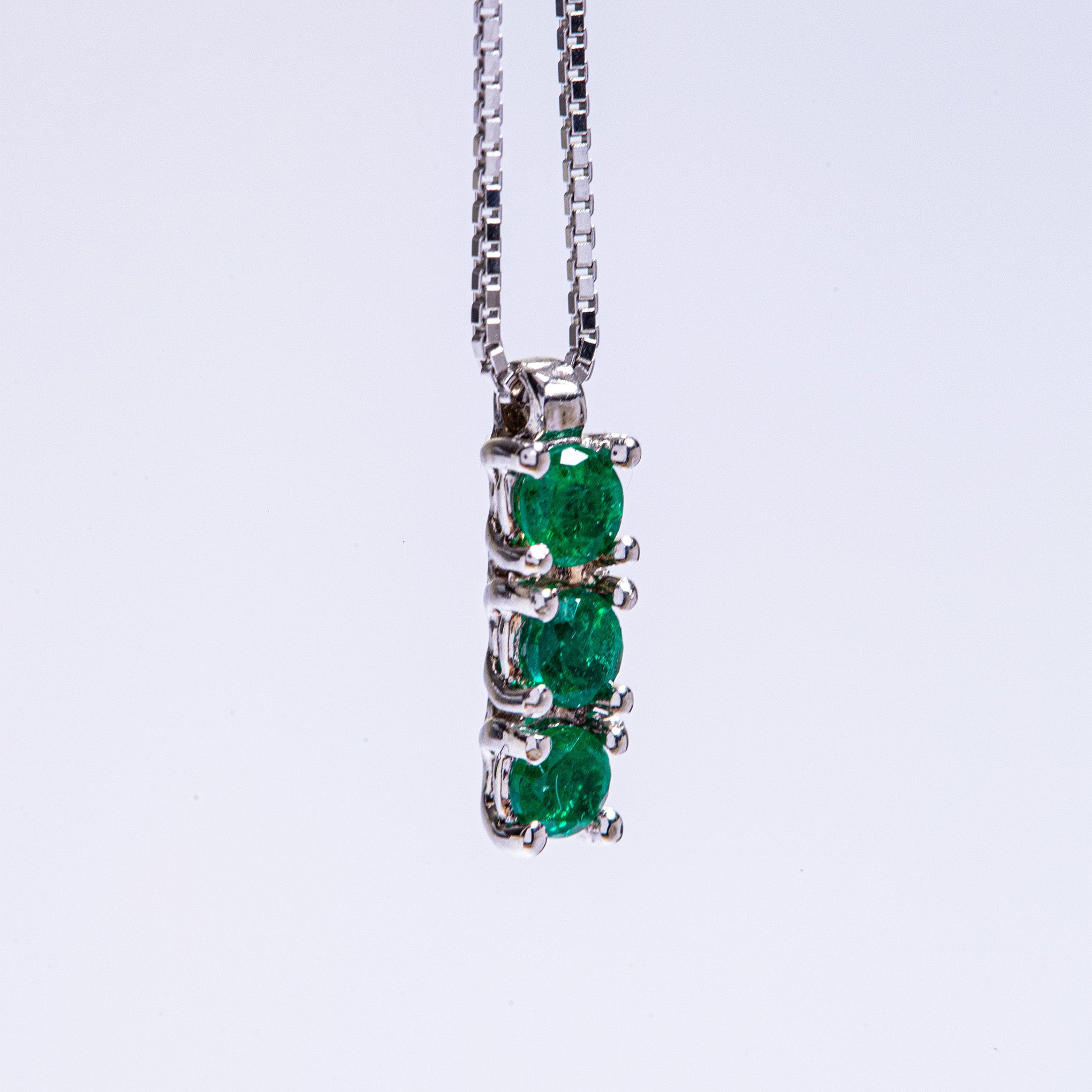 Iconic gold Colombian emerald and diamond pendant necklace by Smeralco, a luxury and exclusive piece for New York City's finance elite