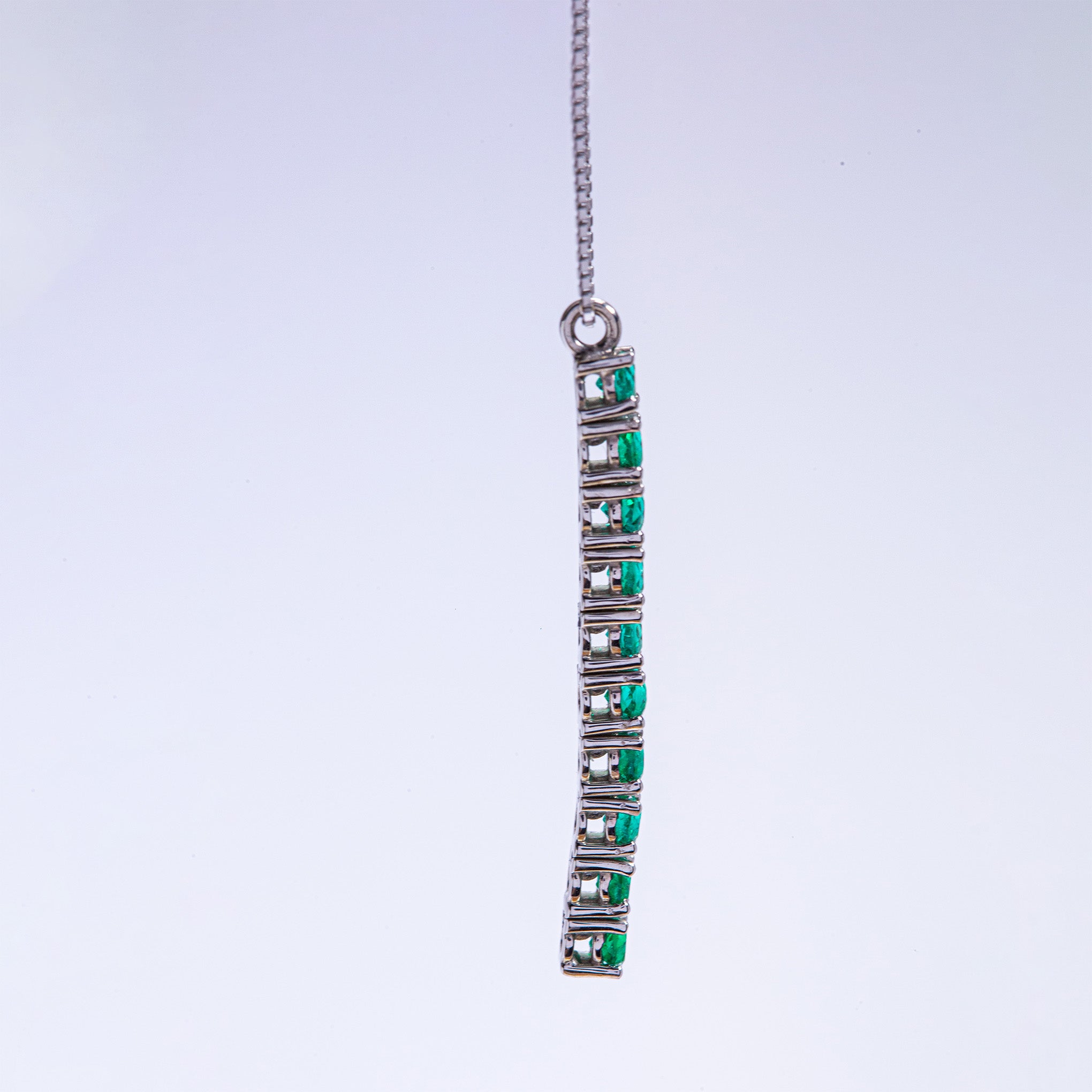 Smeralco's exclusive gold necklace with Colombian emerald and diamond pendant, showcased at Wimbledon London, embodies exotic beauty and timeless elegance