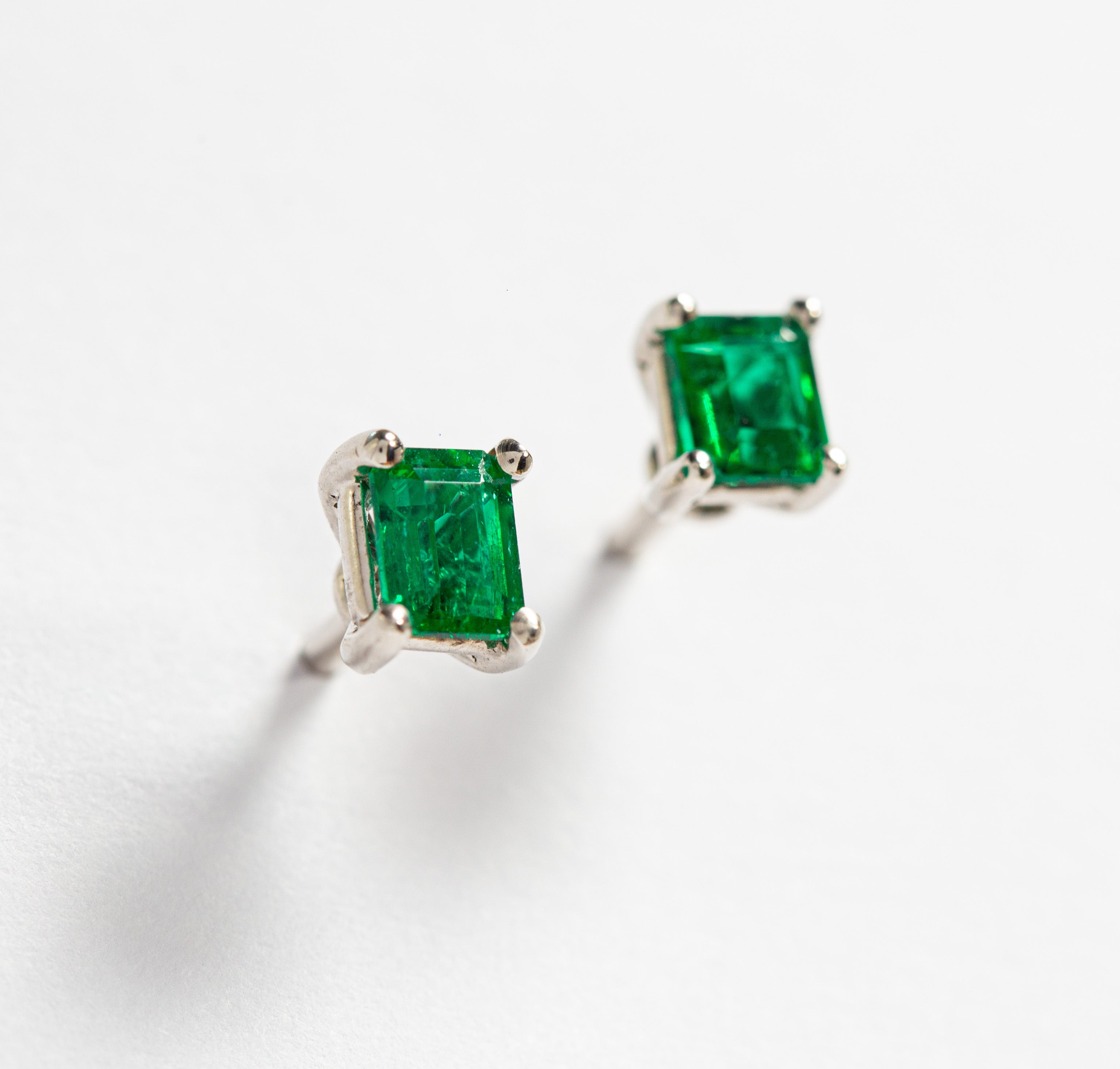 Smeralco's gold earrings with Colombian emeralds, showcased at London Accounting & Finance, exemplifying refined elegance and superior craftsmanship