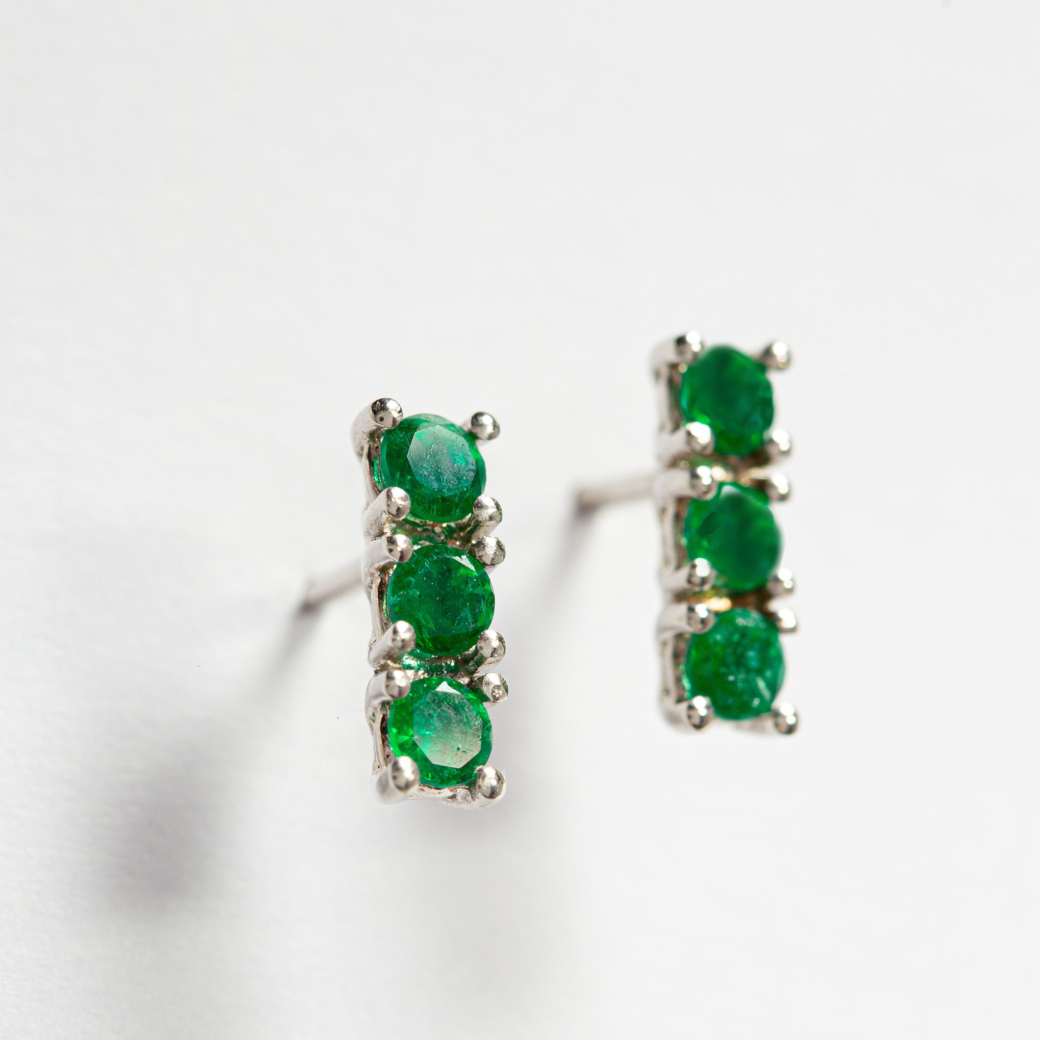 Gold Colombian emerald earrings by Smeralco, luxury and exclusive, with legendary splendor for Houston's legal professionals