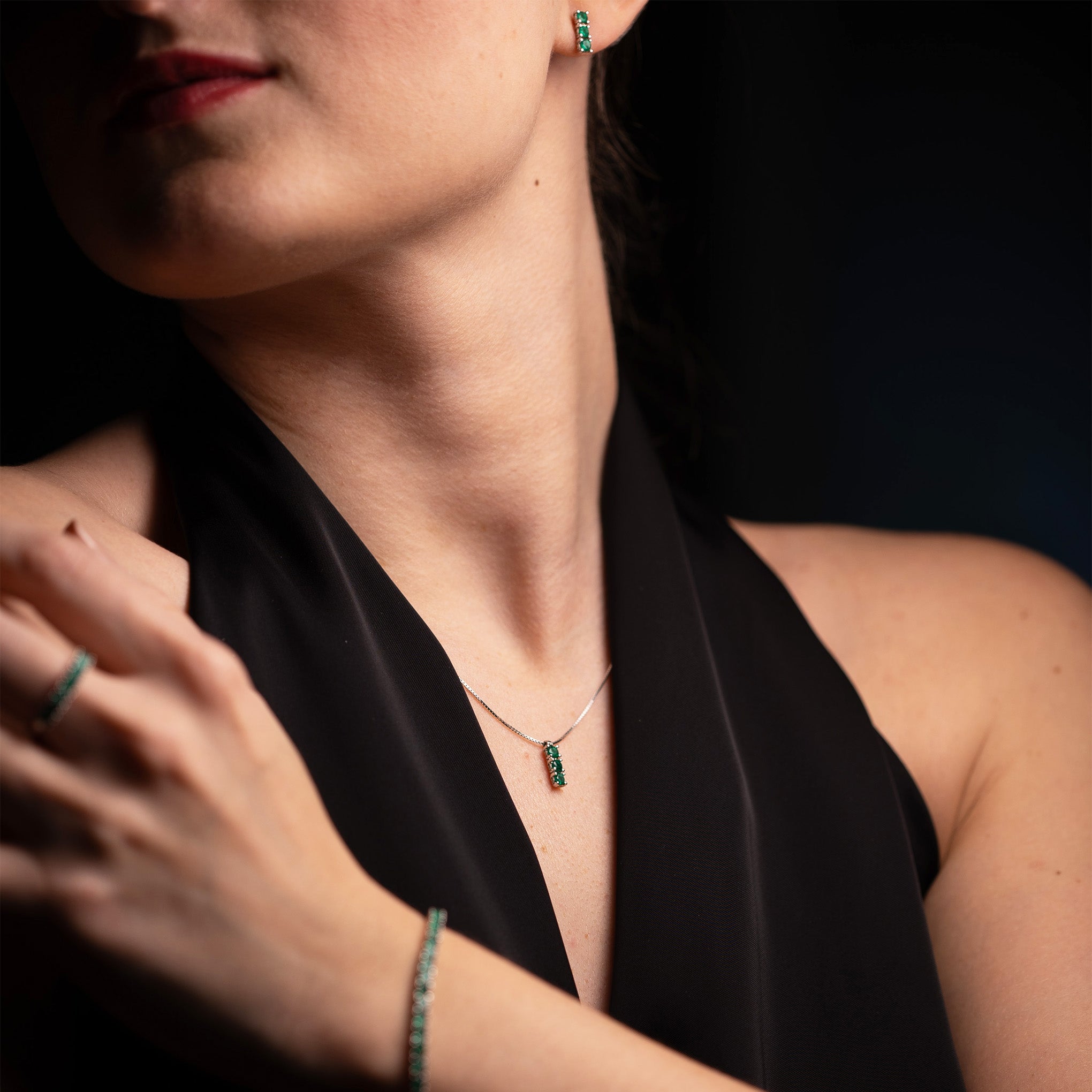 Gold Colombian emerald earrings by Smeralco, luxury and exclusive, with legendary style and splendor for Houston's legal professionals