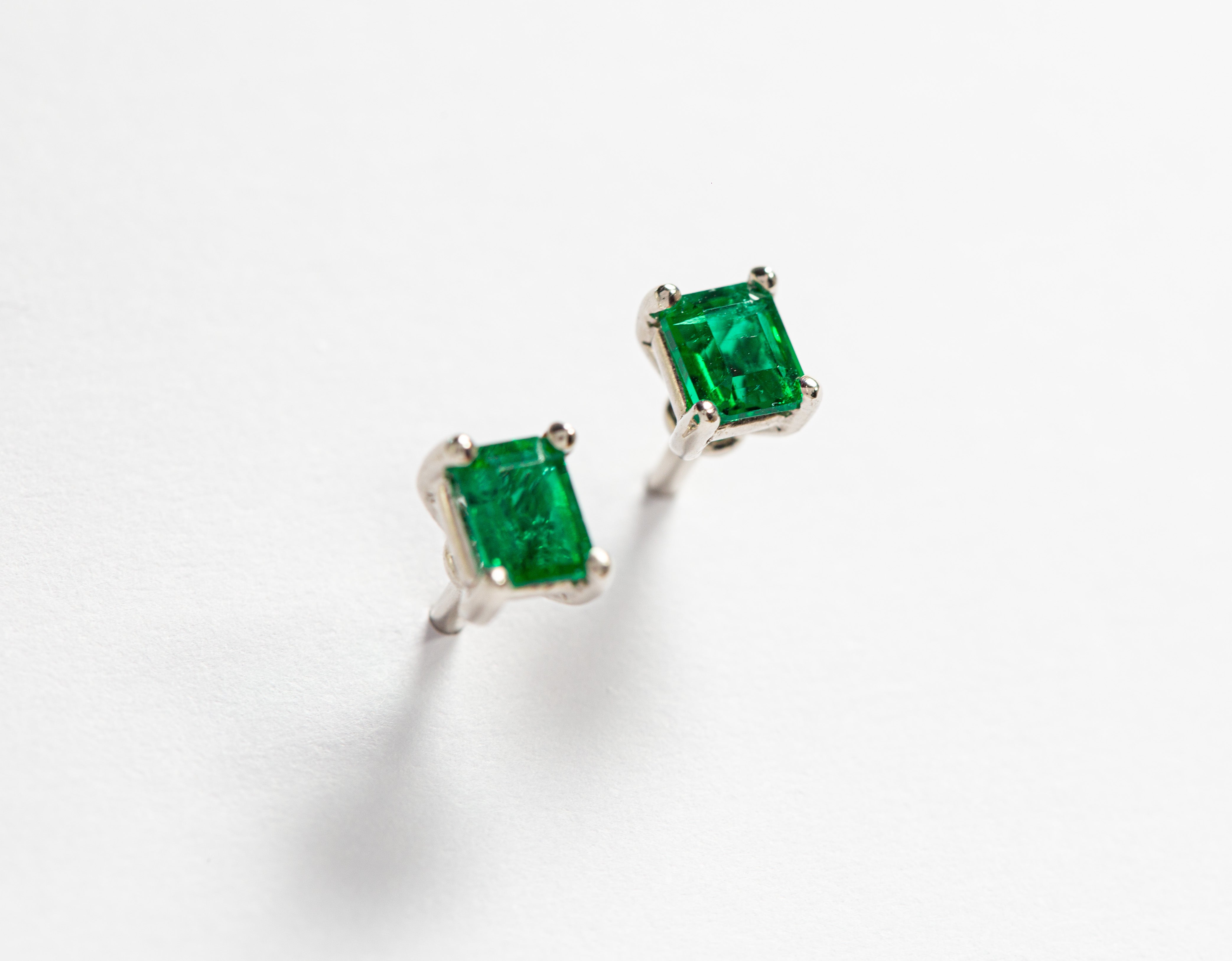 Gold Colombian emerald earrings by Smeralco, with magical splendor and Italian craftsmanship, exclusive for New York City's finance elite