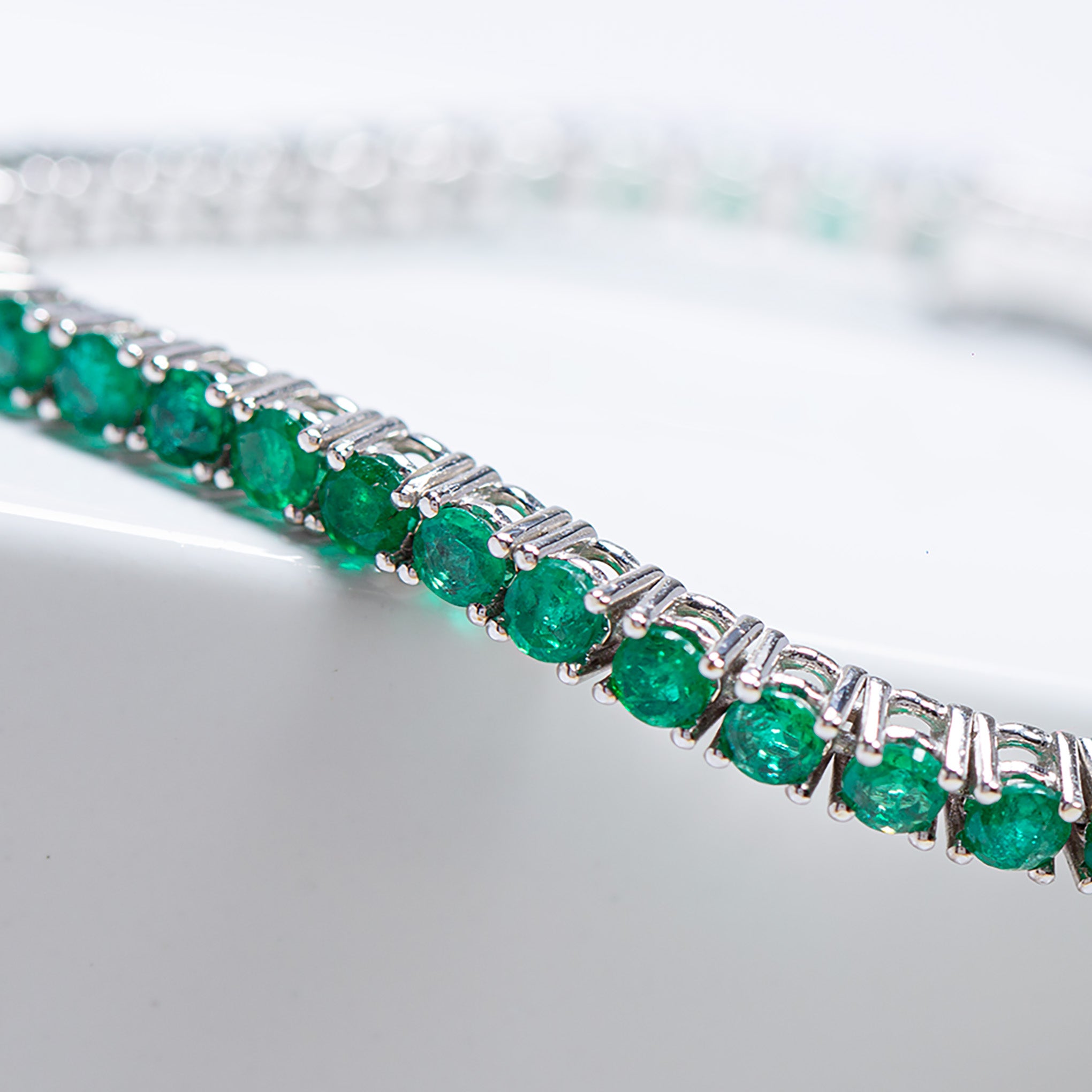 Gold emerald tennis bracelet by Smeralco, symbolizing luxury for Miami Bar Association members and legal professionals