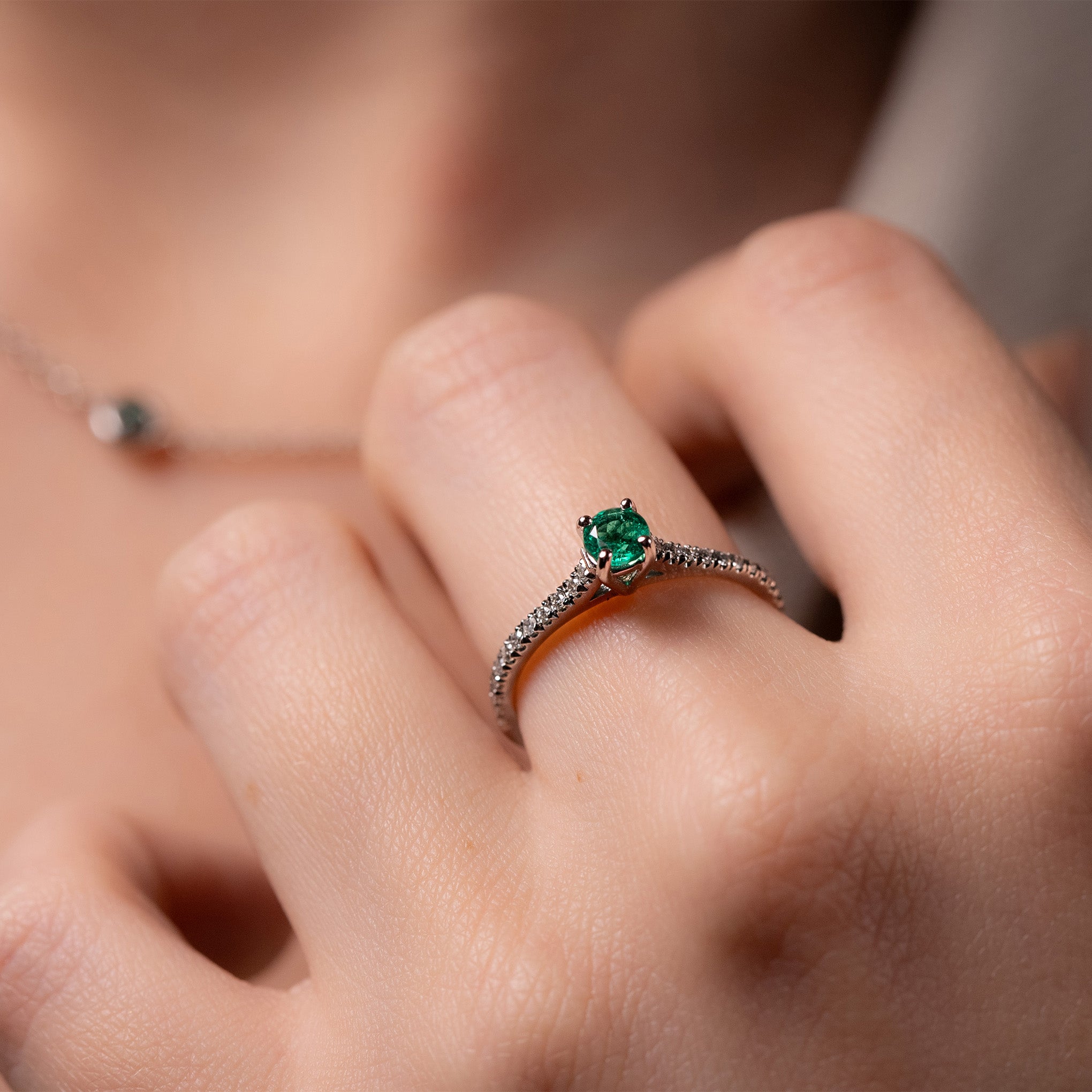 Smeralco's gold engagement ring with Colombian emerald, featured at the Miami Bar Association, embodying elite craftsmanship and luxurious appearance