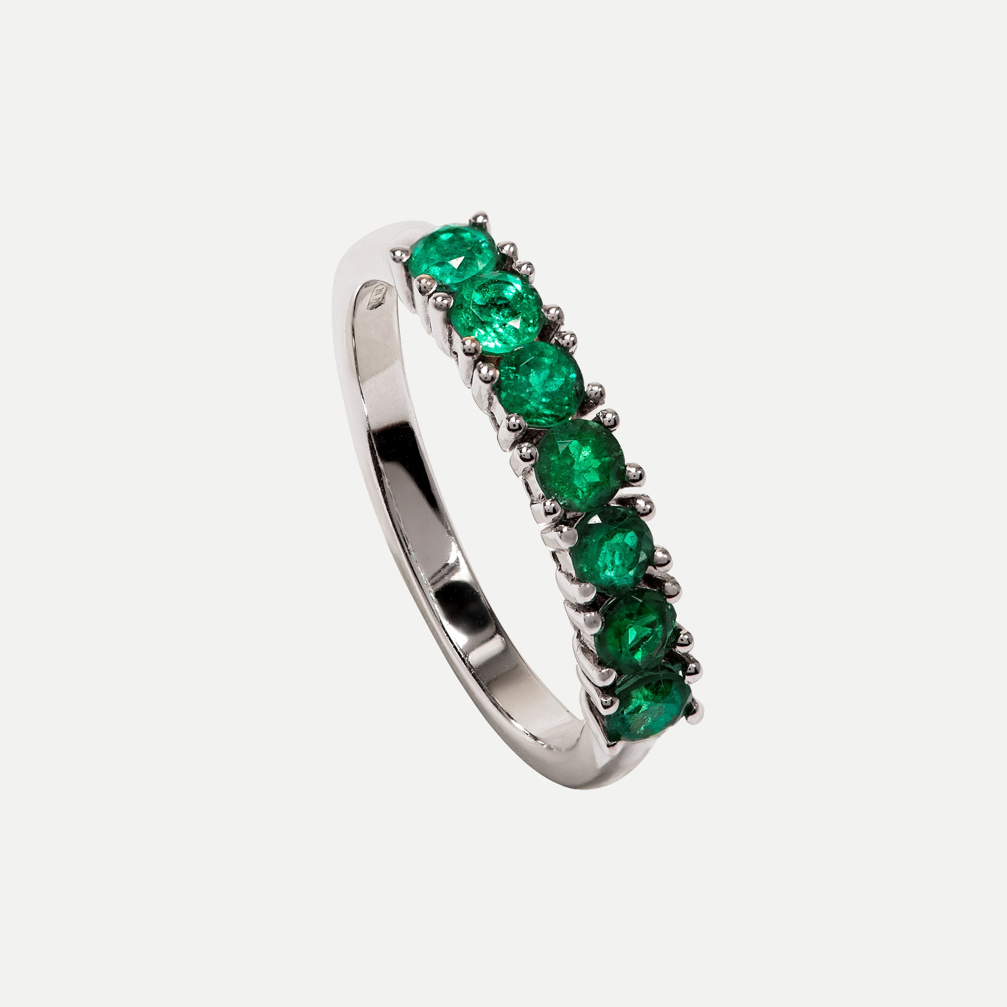 Gold emerald ring by Smeralco, highlighting the brand's elegance and distinction, for an event at Royal Ascot, London. Exclusive luxury jewelry