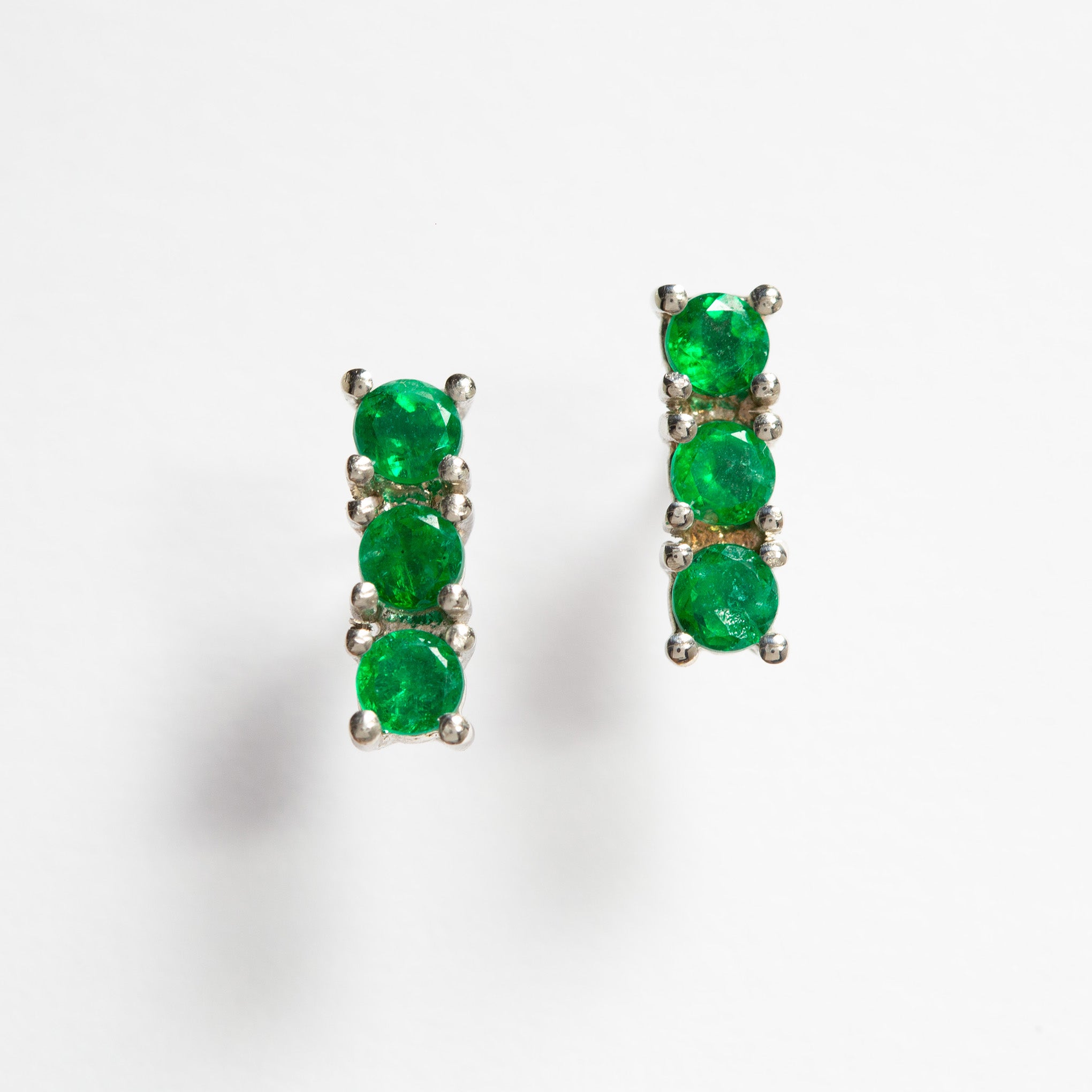 Orecchini in oro con smeraldo colombiano di Smeralco, lusso esclusivo e perfetti per l'amante della bellezza al Finance Forum di Milano, Italia