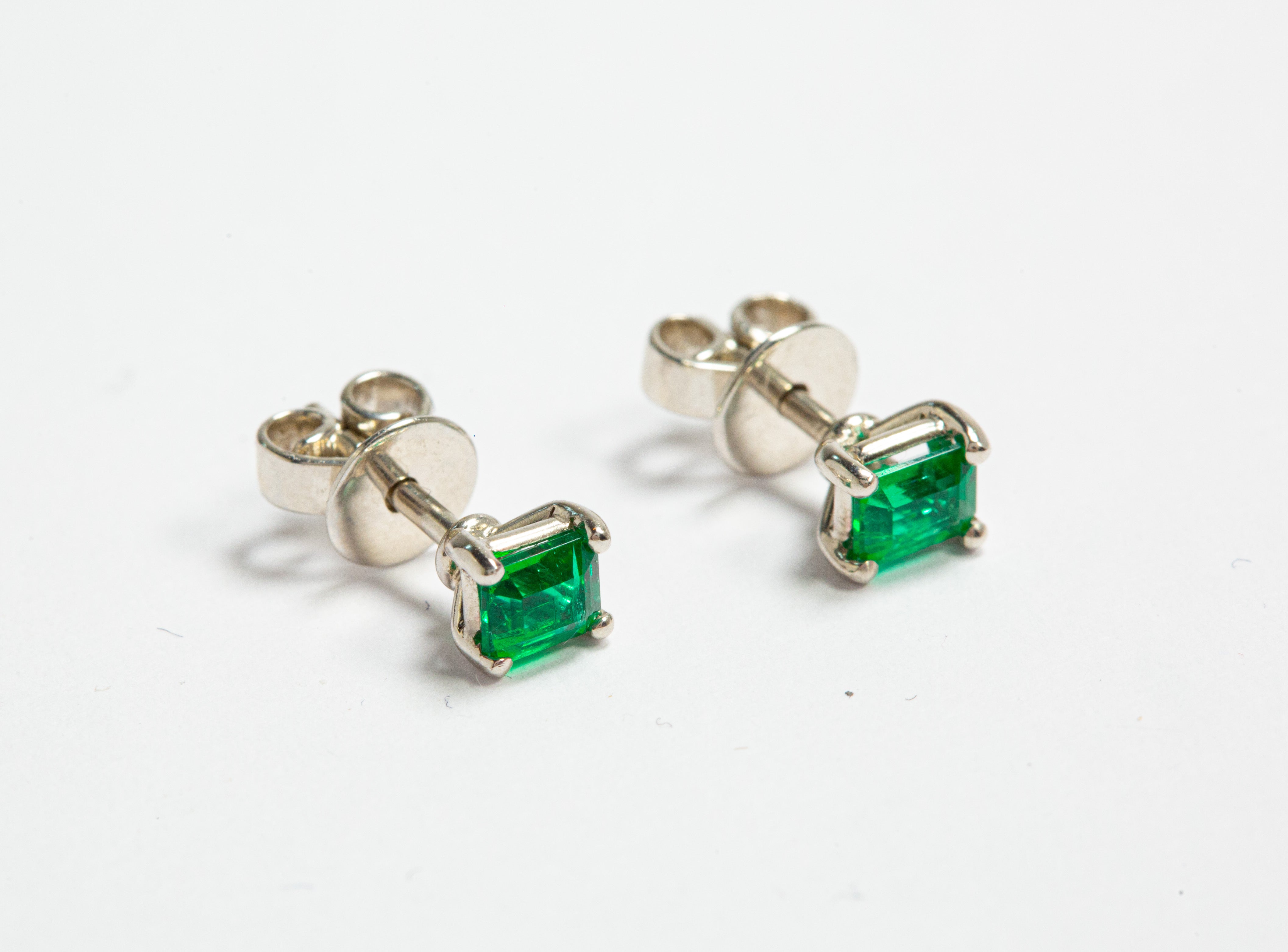Orecchini in oro con smeraldo colombiano di Smeralco, lusso esclusivo e gioielli che evocano un mondo da sogno per commercialisti a Roma, Italia