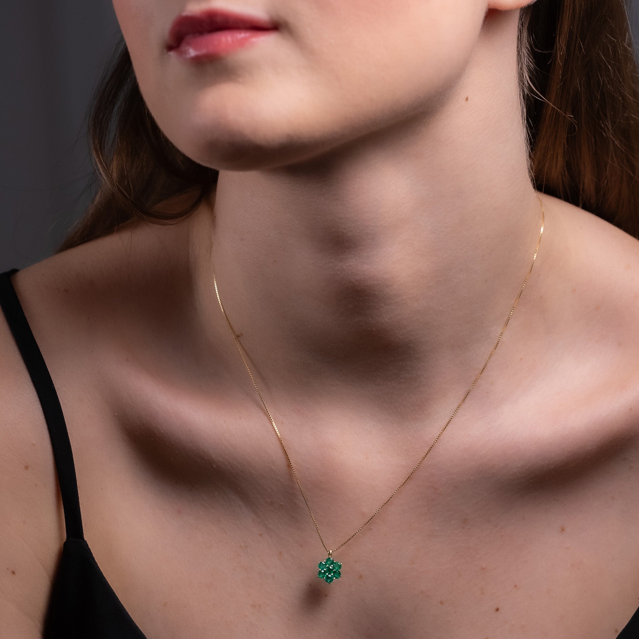 Pendente in oro con smeraldi colombiani di Smeralco, gioielleria esclusiva e misticamente elegante per il Grand Premio Formula 1 a Bologna