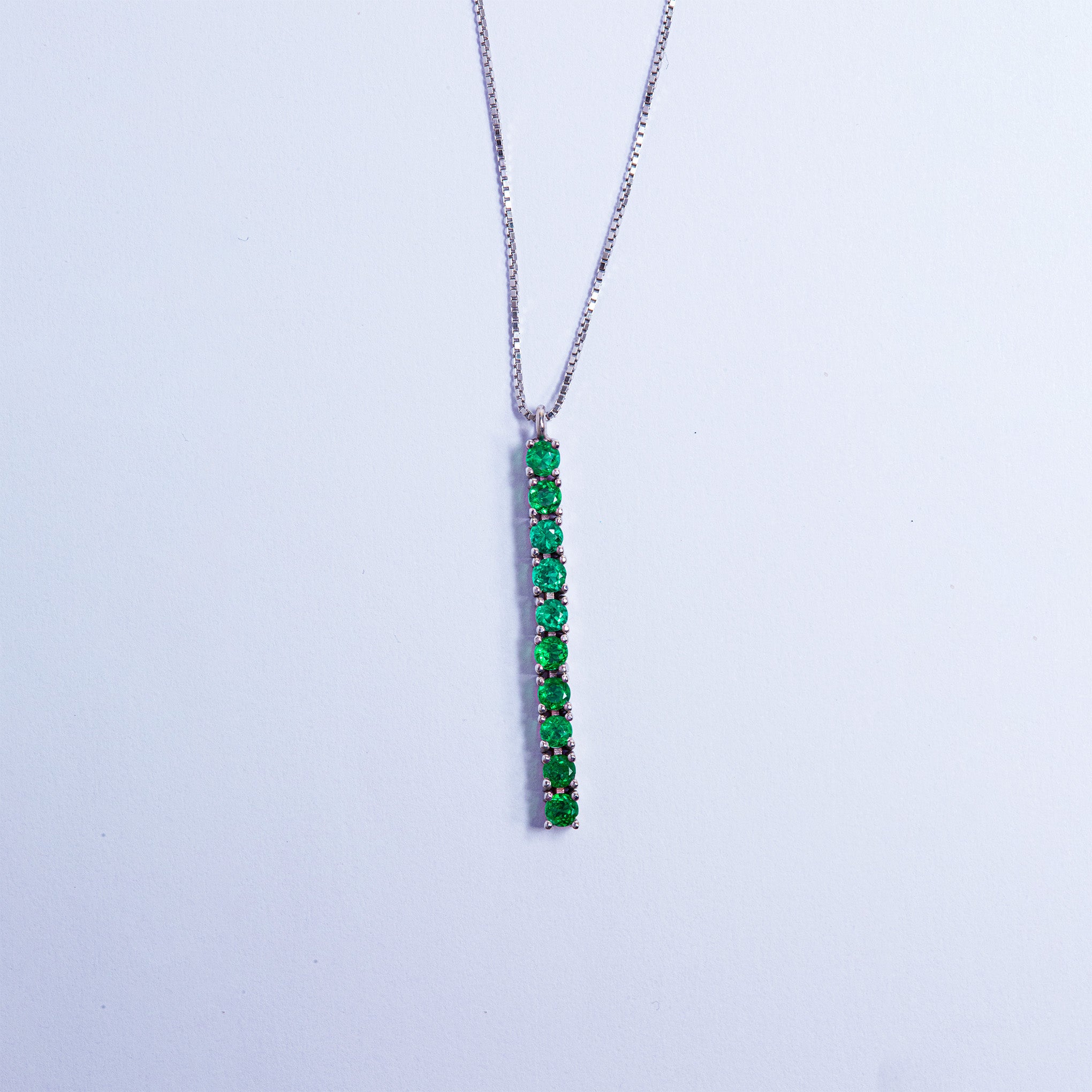 Pendente in oro con smeraldo e diamanti di Smeralco, collana tennis di lusso esclusivo con segreto armonico per il settore legale a Milano